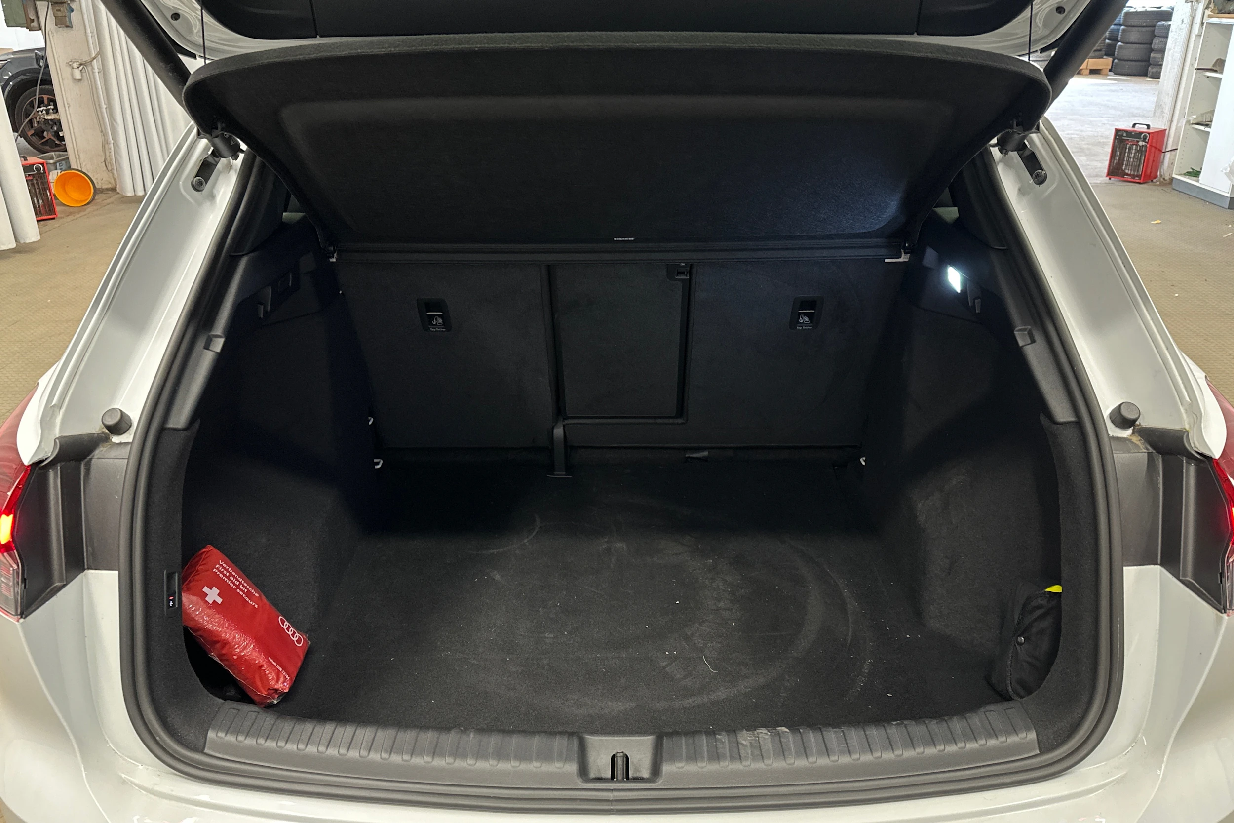 valkoinen Audi Q4 e-tron 2024 kuva 11.