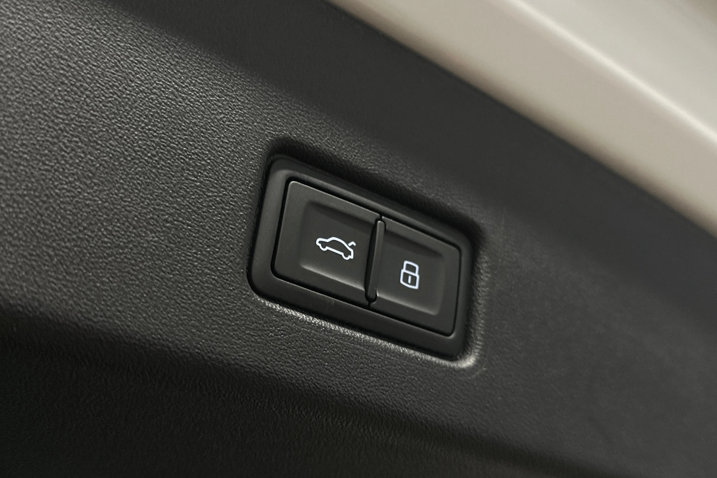 valkoinen Audi Q4 e-tron 2024 kuva 12.