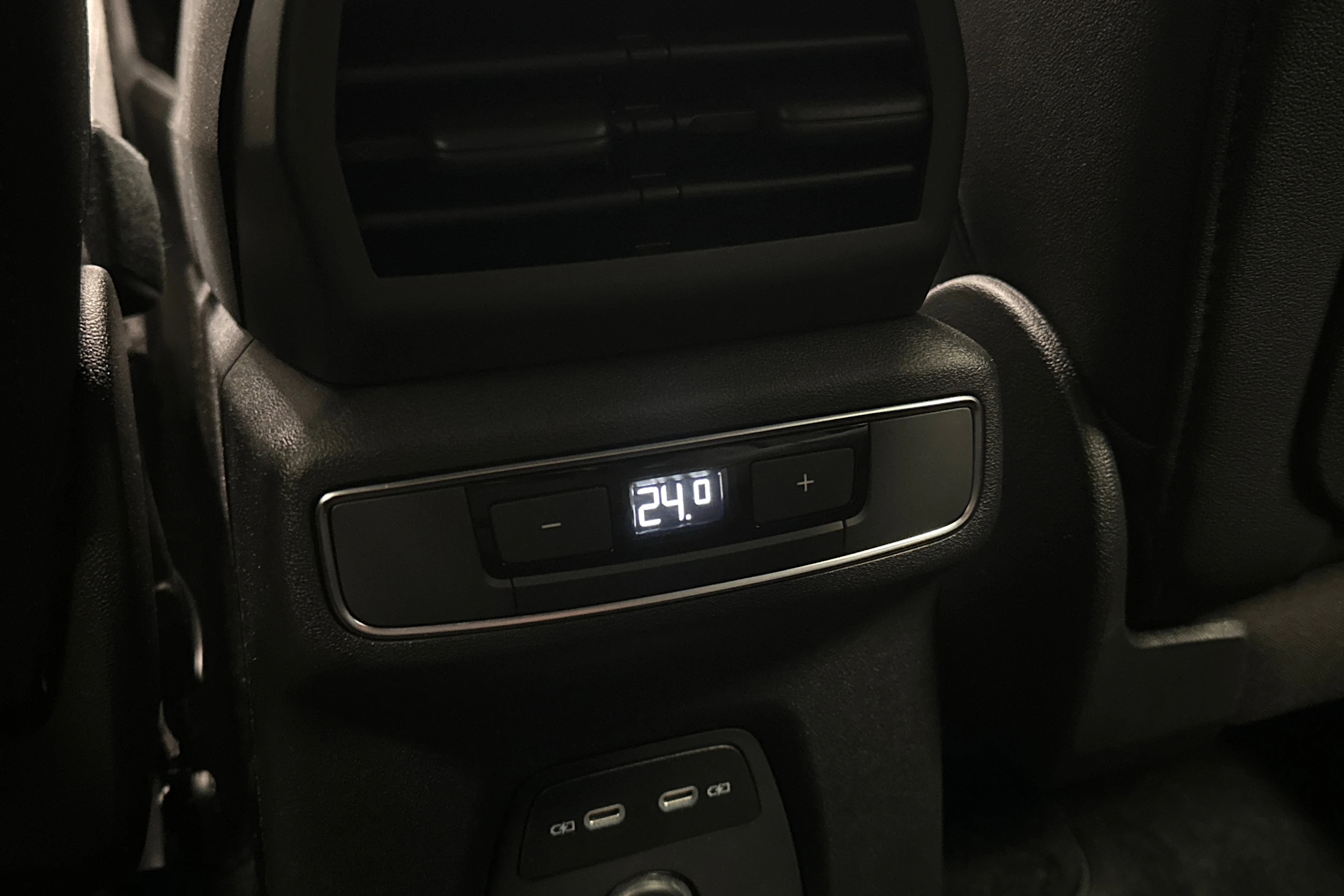 valkoinen Audi Q4 e-tron 2024 kuva 14.