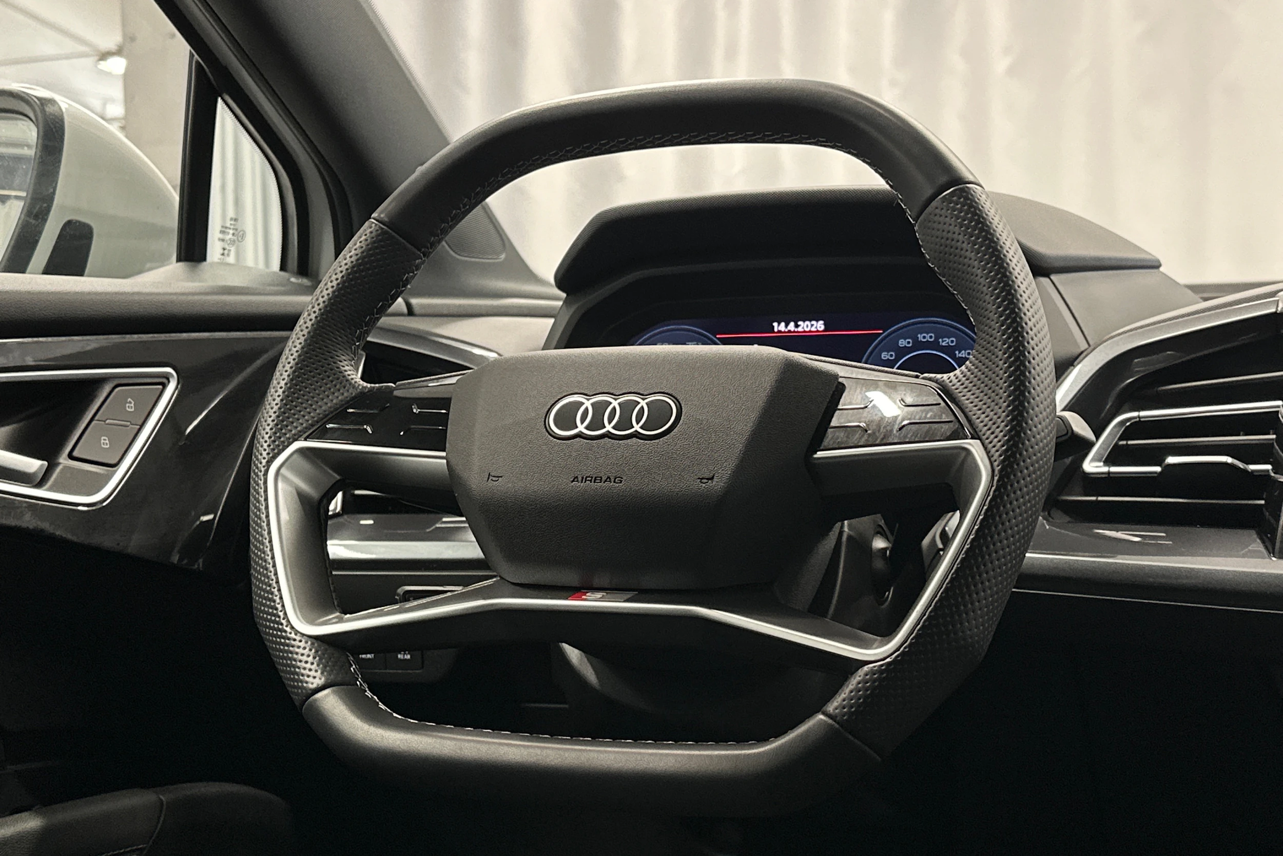 valkoinen Audi Q4 e-tron 2024 kuva 16.