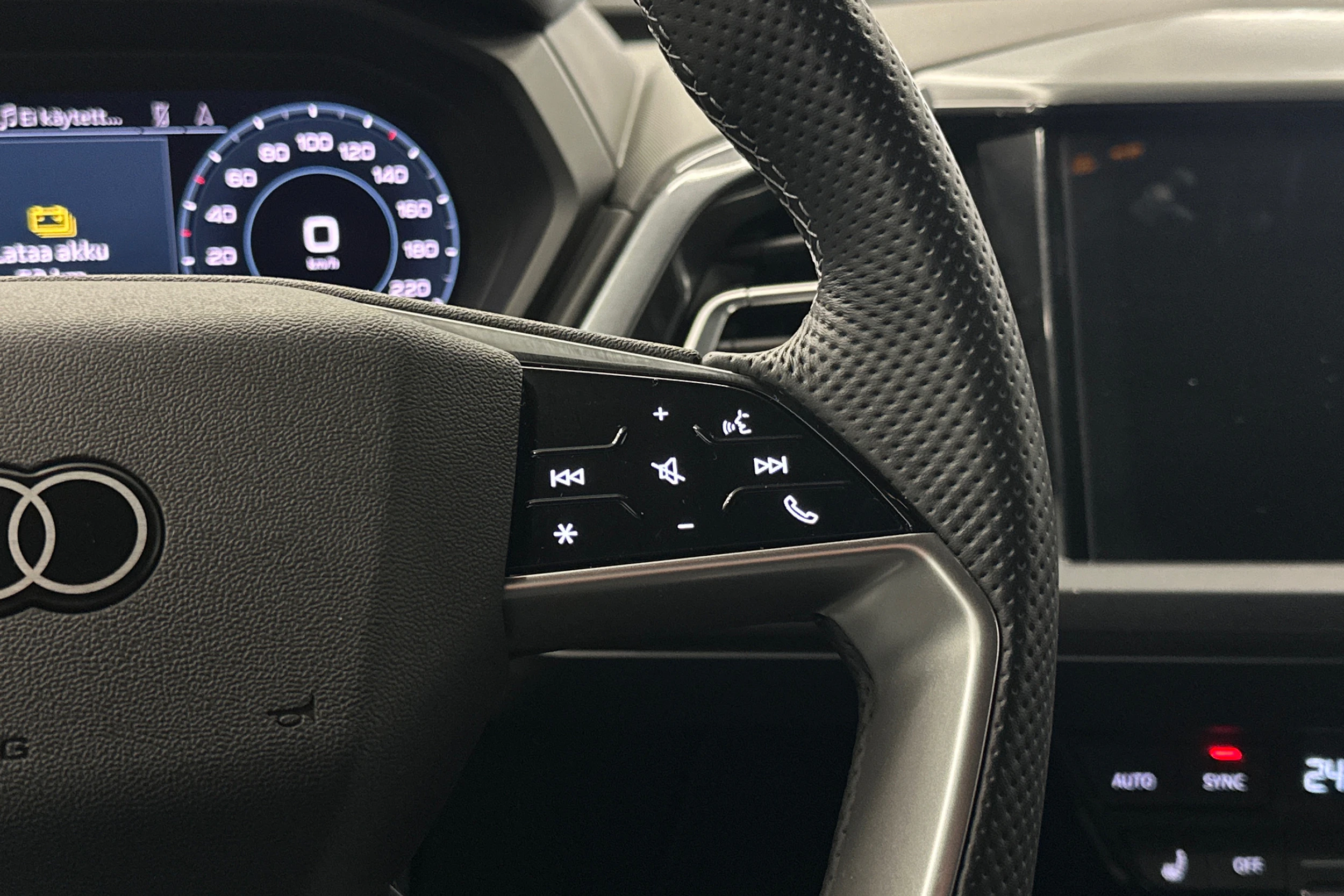 valkoinen Audi Q4 e-tron 2024 kuva 18.