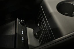 valkoinen Audi Q4 e-tron 2024 kuva 27.