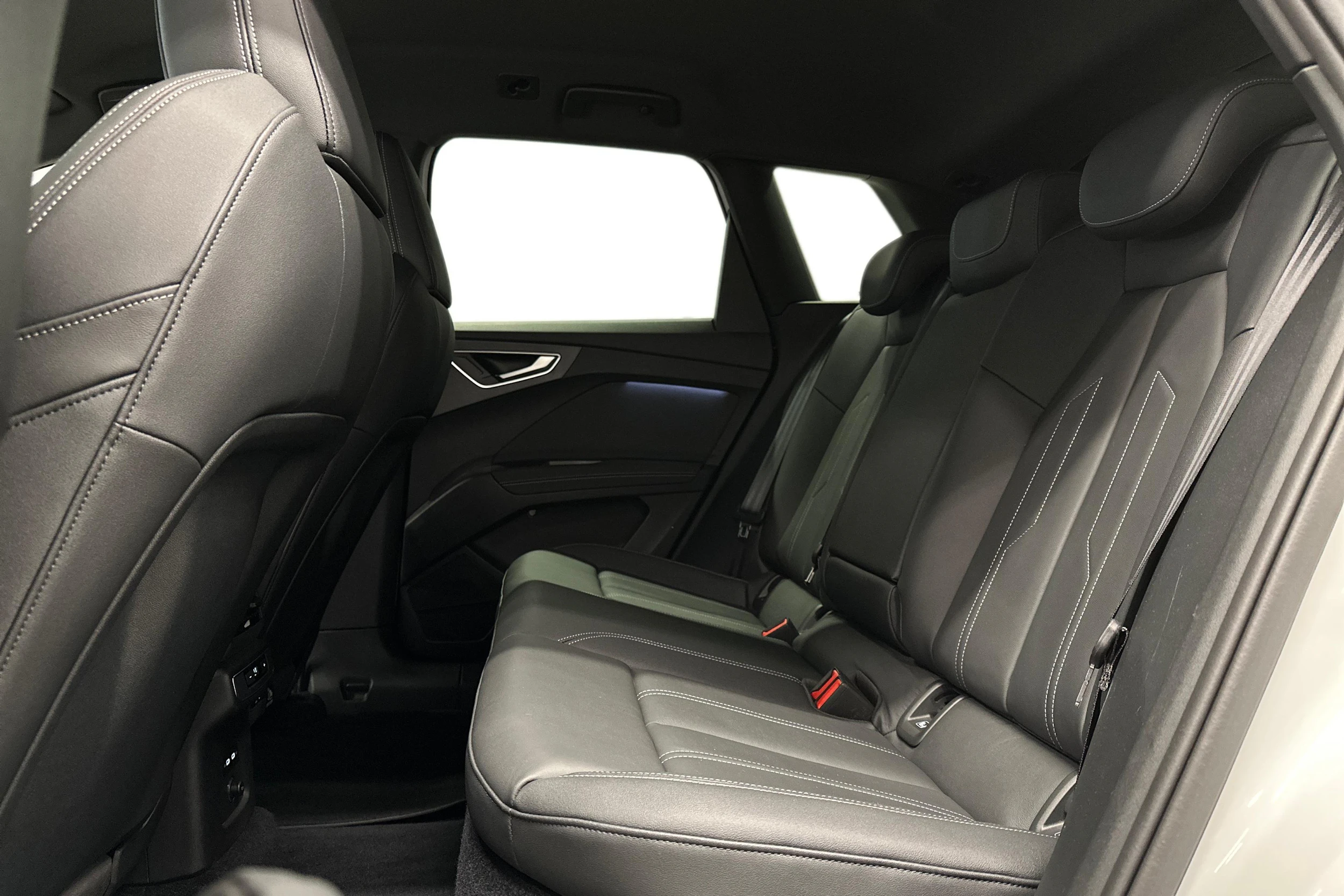 valkoinen Audi Q4 e-tron 2024 kuva 8.