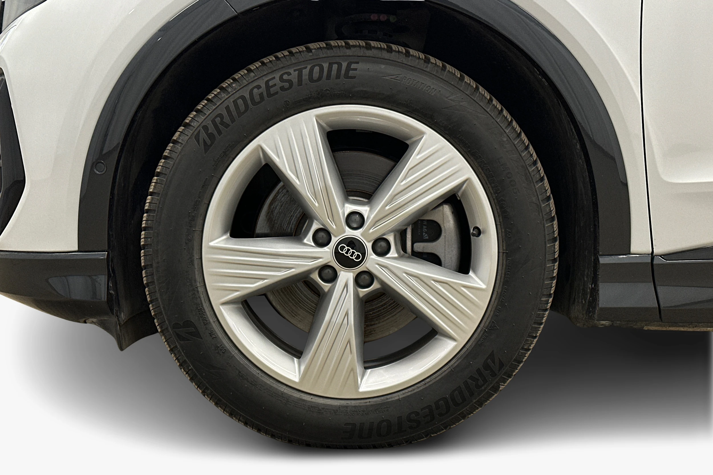valkoinen Audi Q4 e-tron 2024 kuva 9.