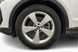 valkoinen Audi Q4 e-tron 2024 kuva 9.