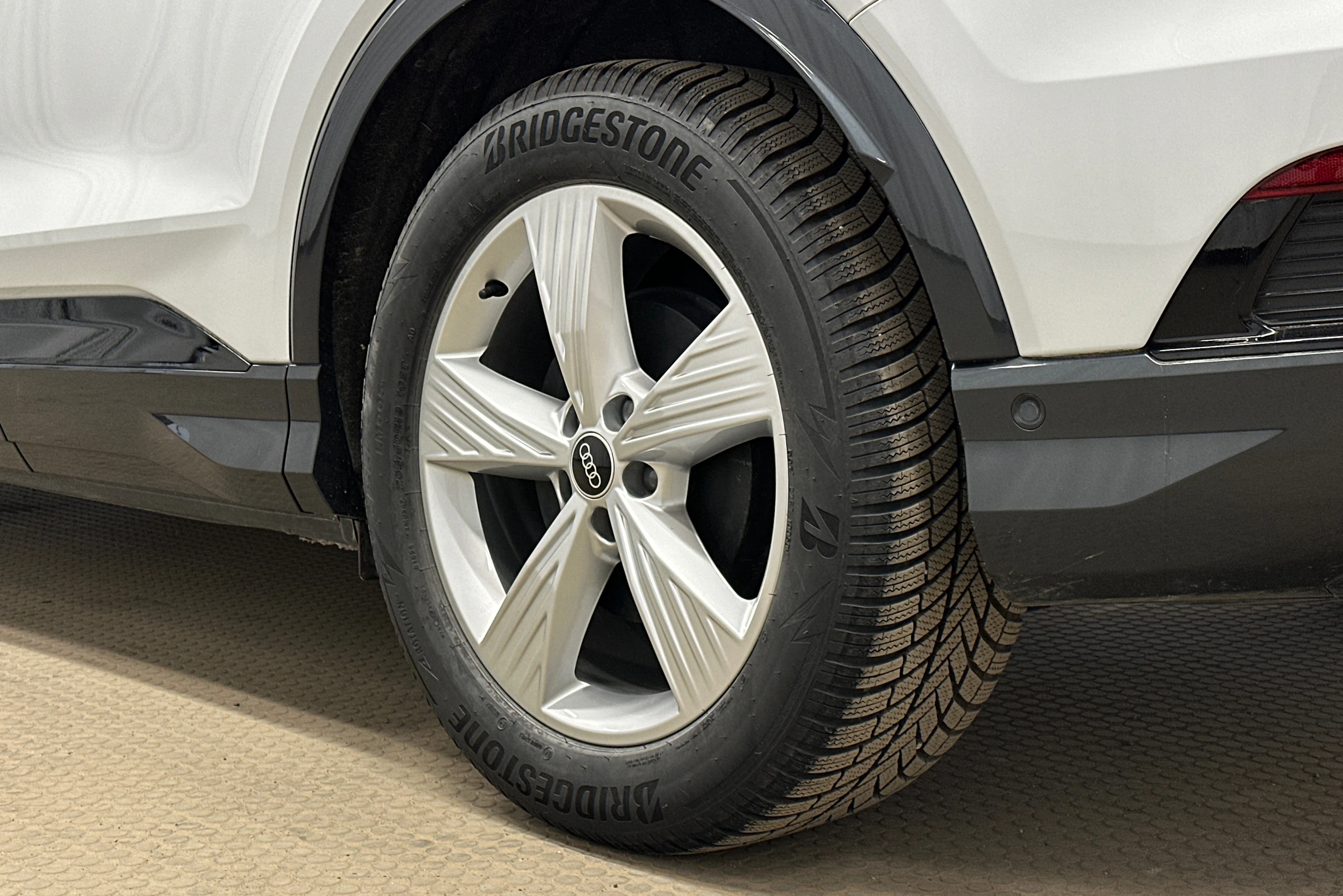 valkoinen Audi Q4 e-tron 2024 kuva 10.