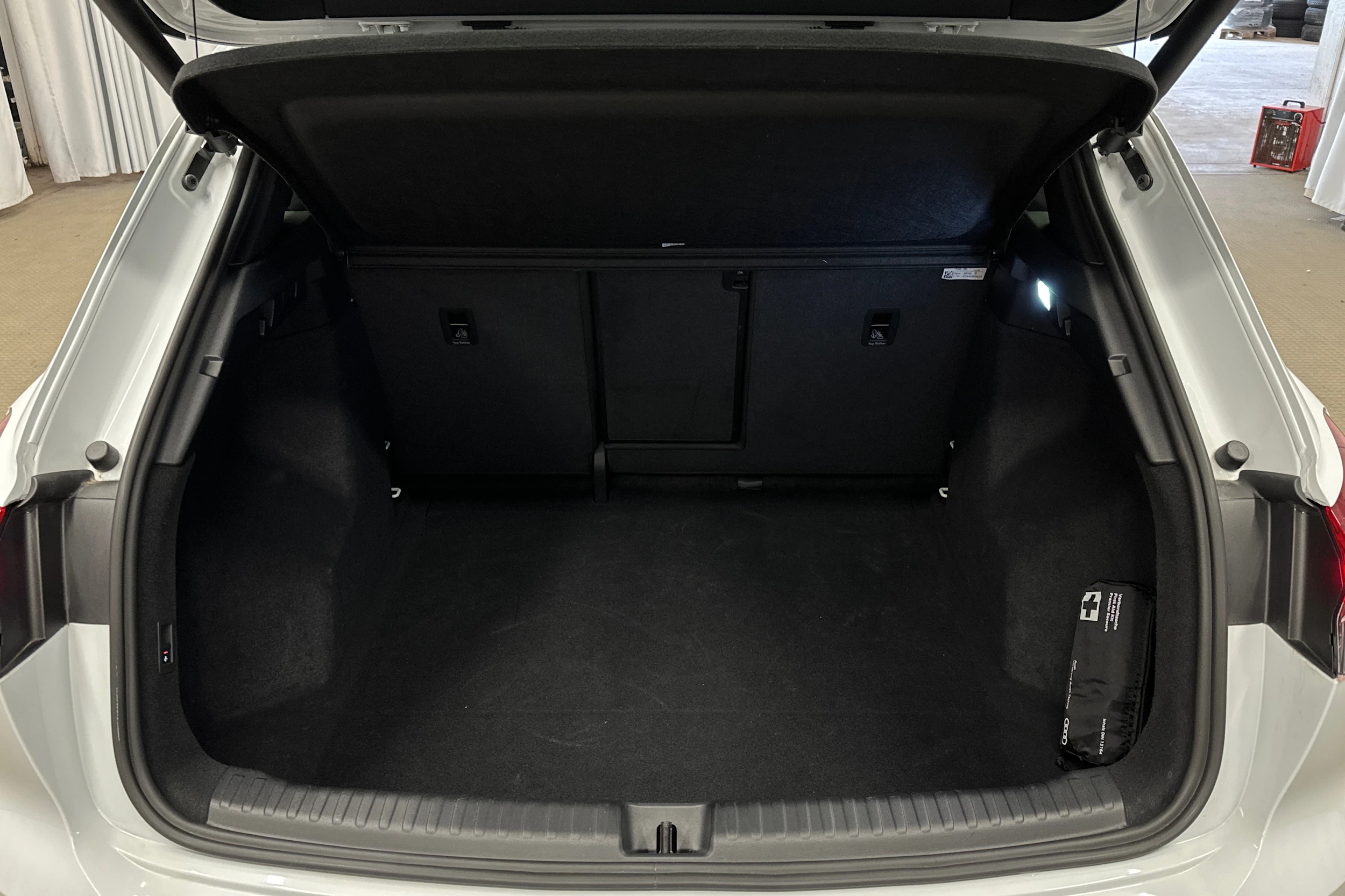 valkoinen Audi Q4 e-tron 2024 kuva 11.