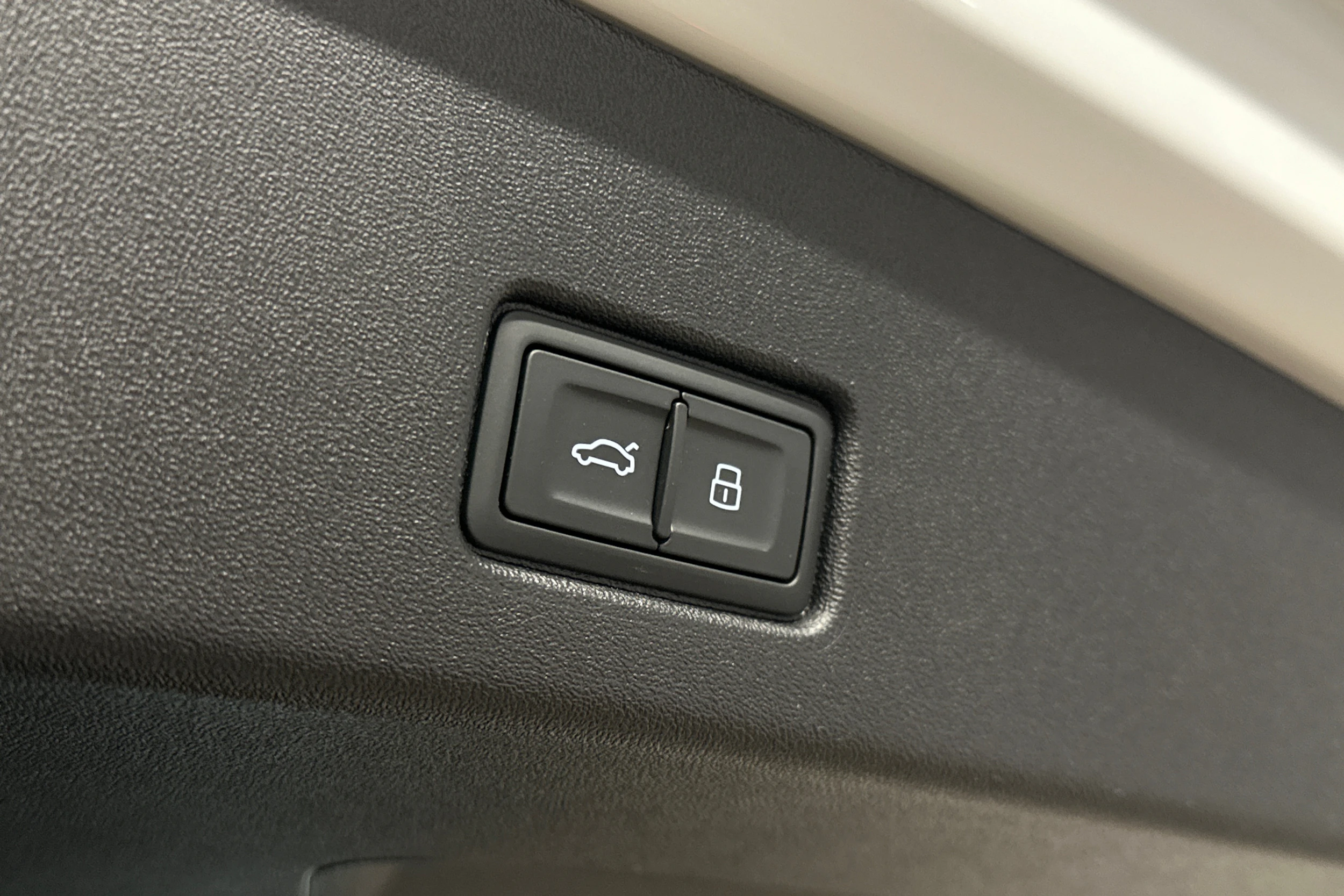 valkoinen Audi Q4 e-tron 2024 kuva 12.