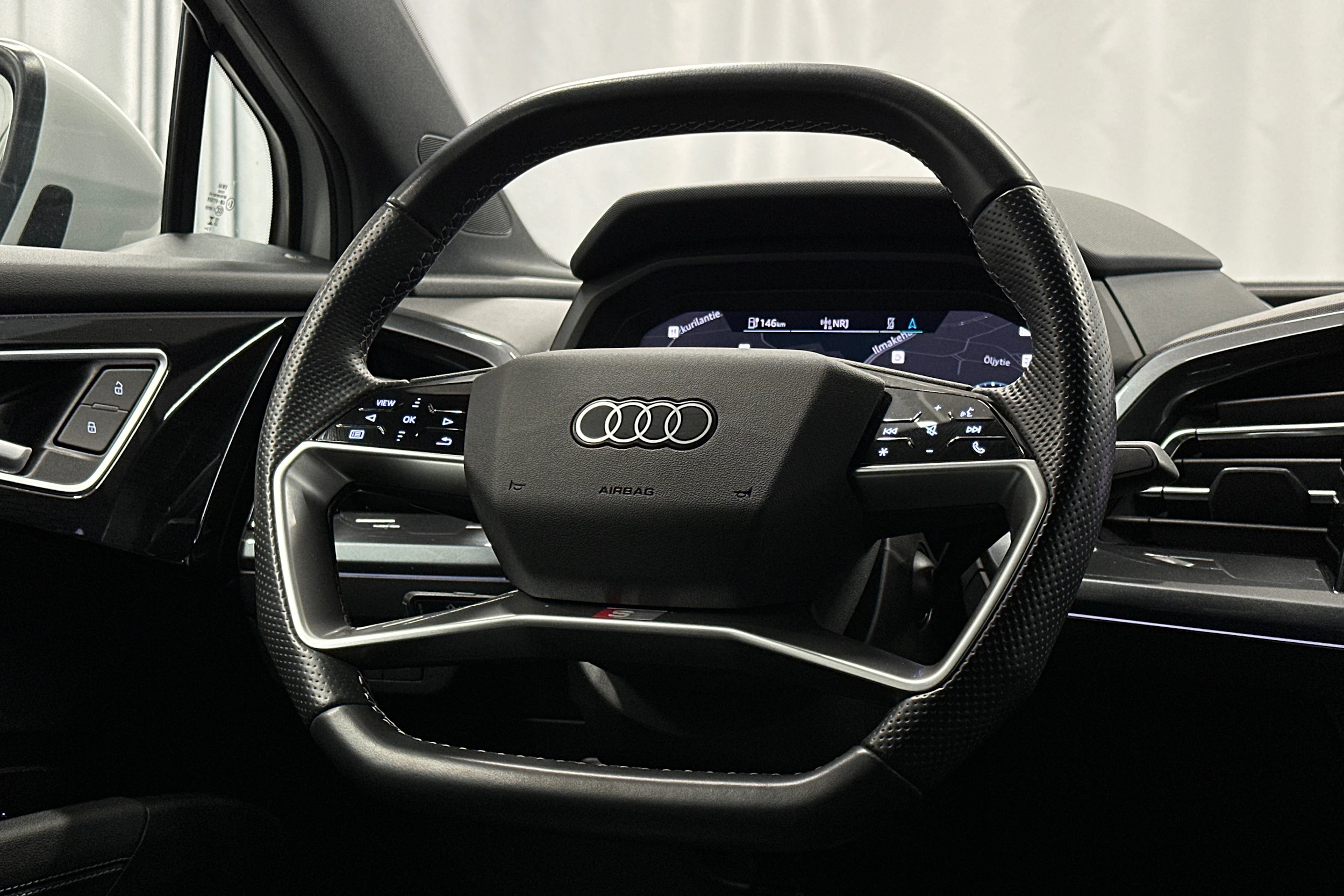 valkoinen Audi Q4 e-tron 2024 kuva 16.