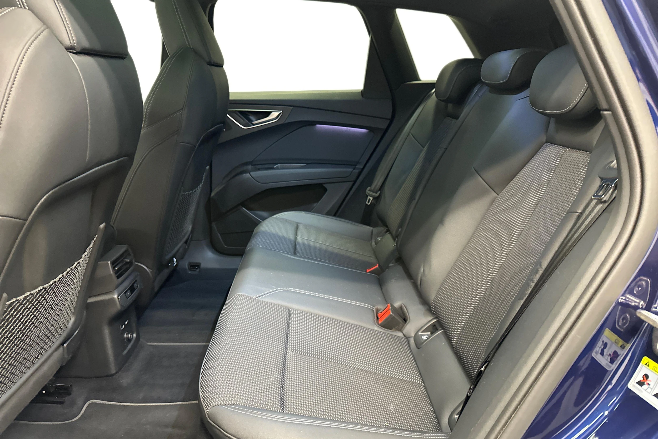 sininen Audi Q4 e-tron 2024 kuva 11.