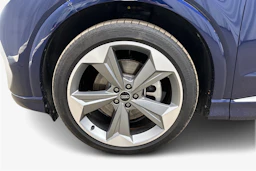 sininen Audi Q4 e-tron 2024 kuva 12.