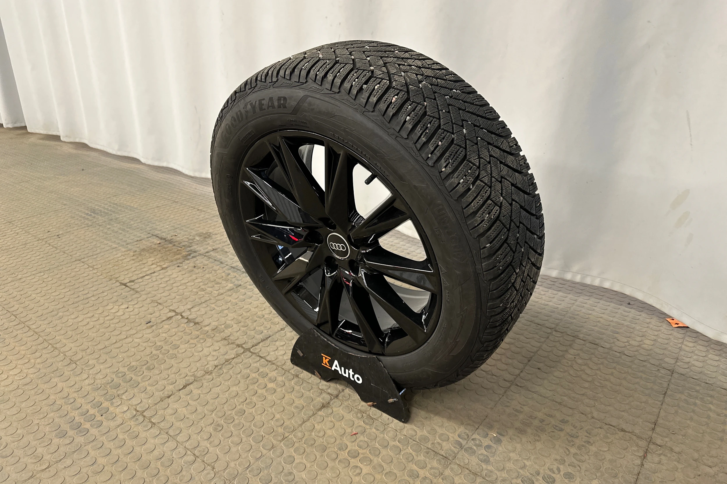 sininen Audi Q4 e-tron 2024 kuva 13.