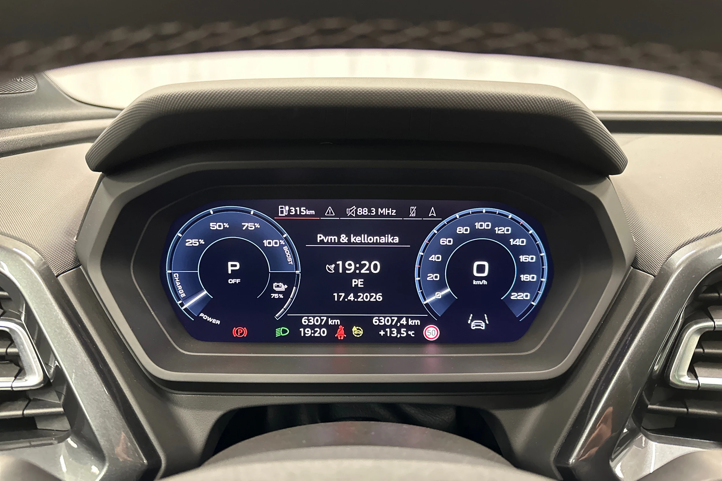 sininen Audi Q4 e-tron 2024 kuva 19.