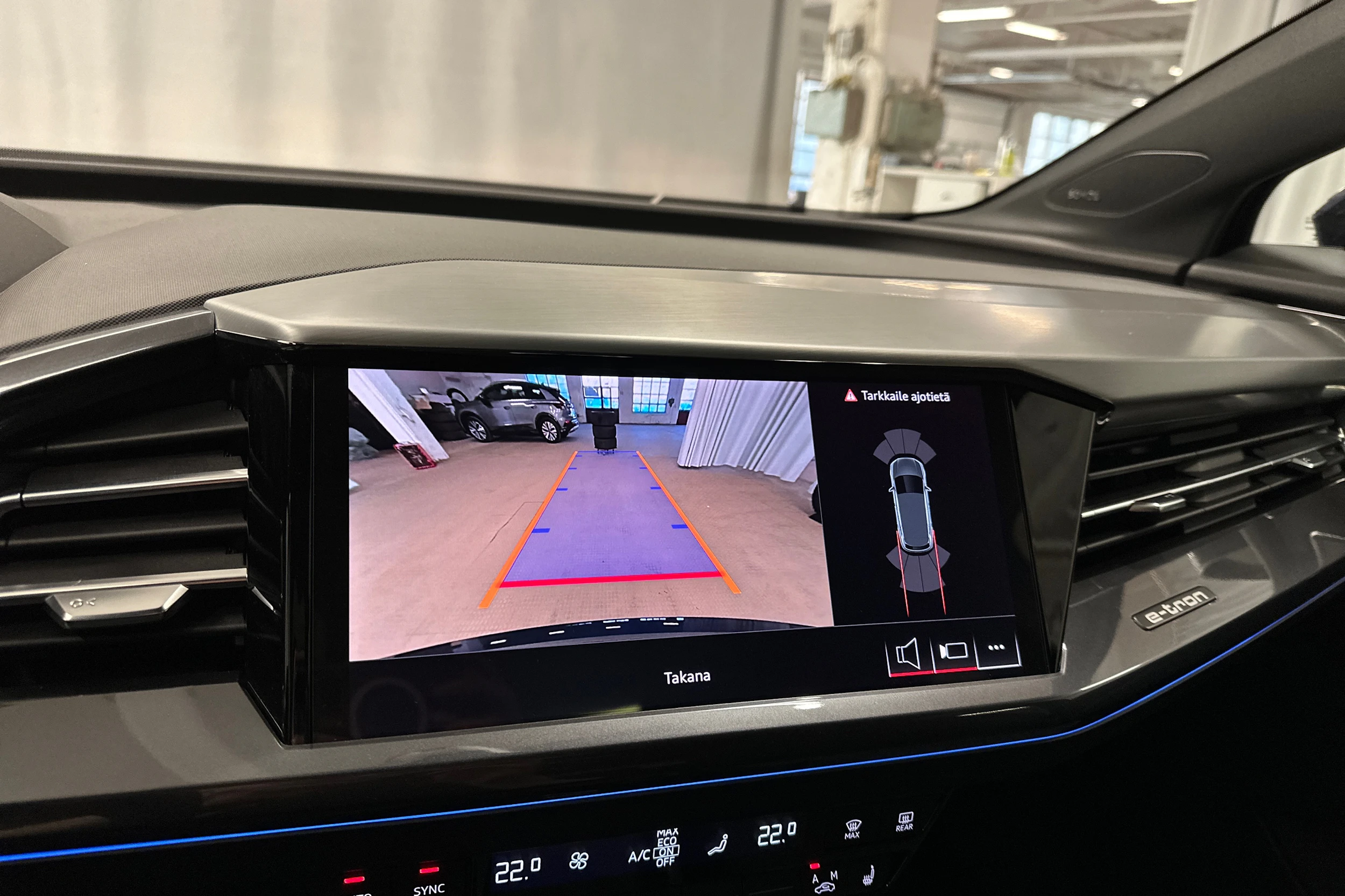 sininen Audi Q4 e-tron 2024 kuva 20.