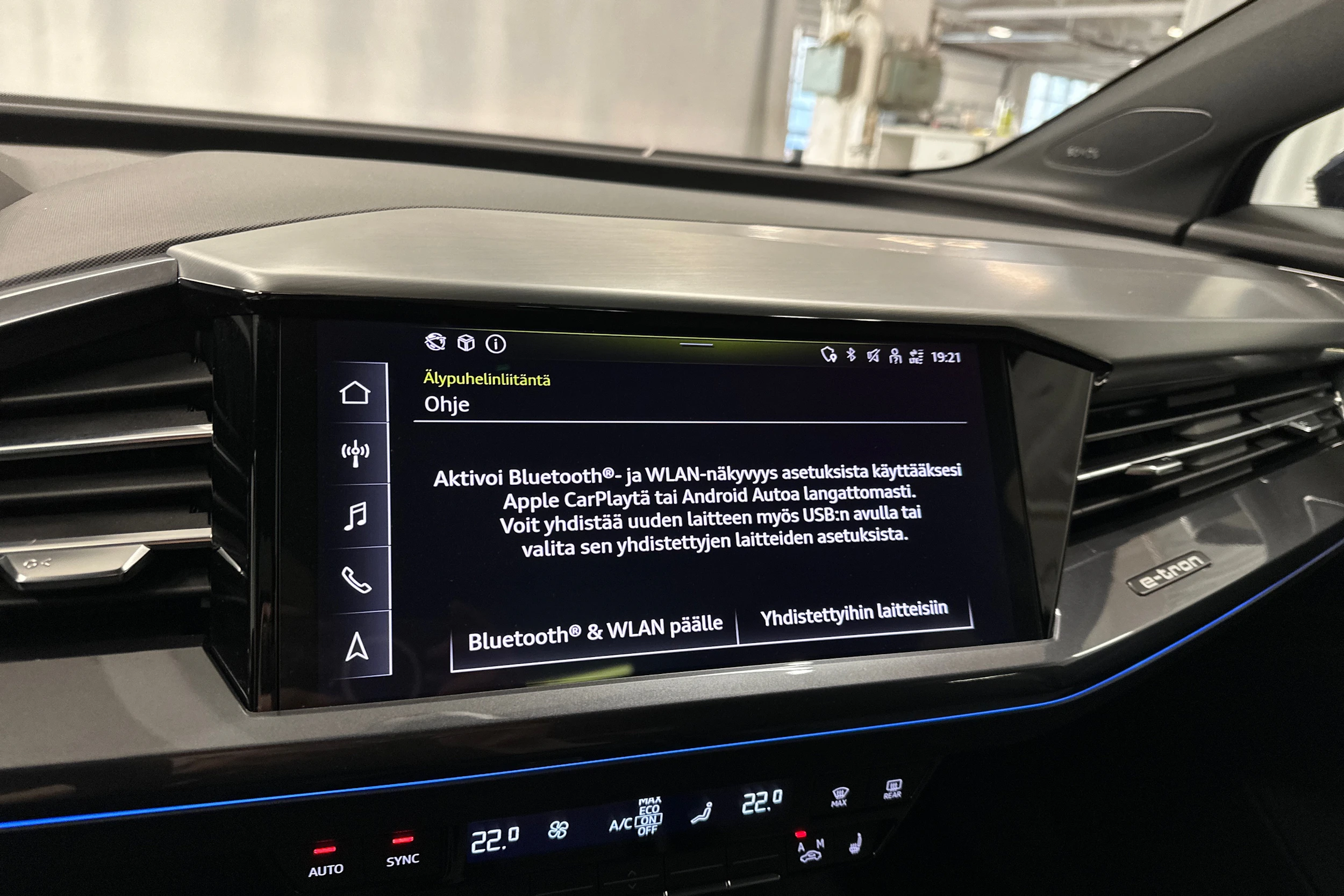 sininen Audi Q4 e-tron 2024 kuva 21.