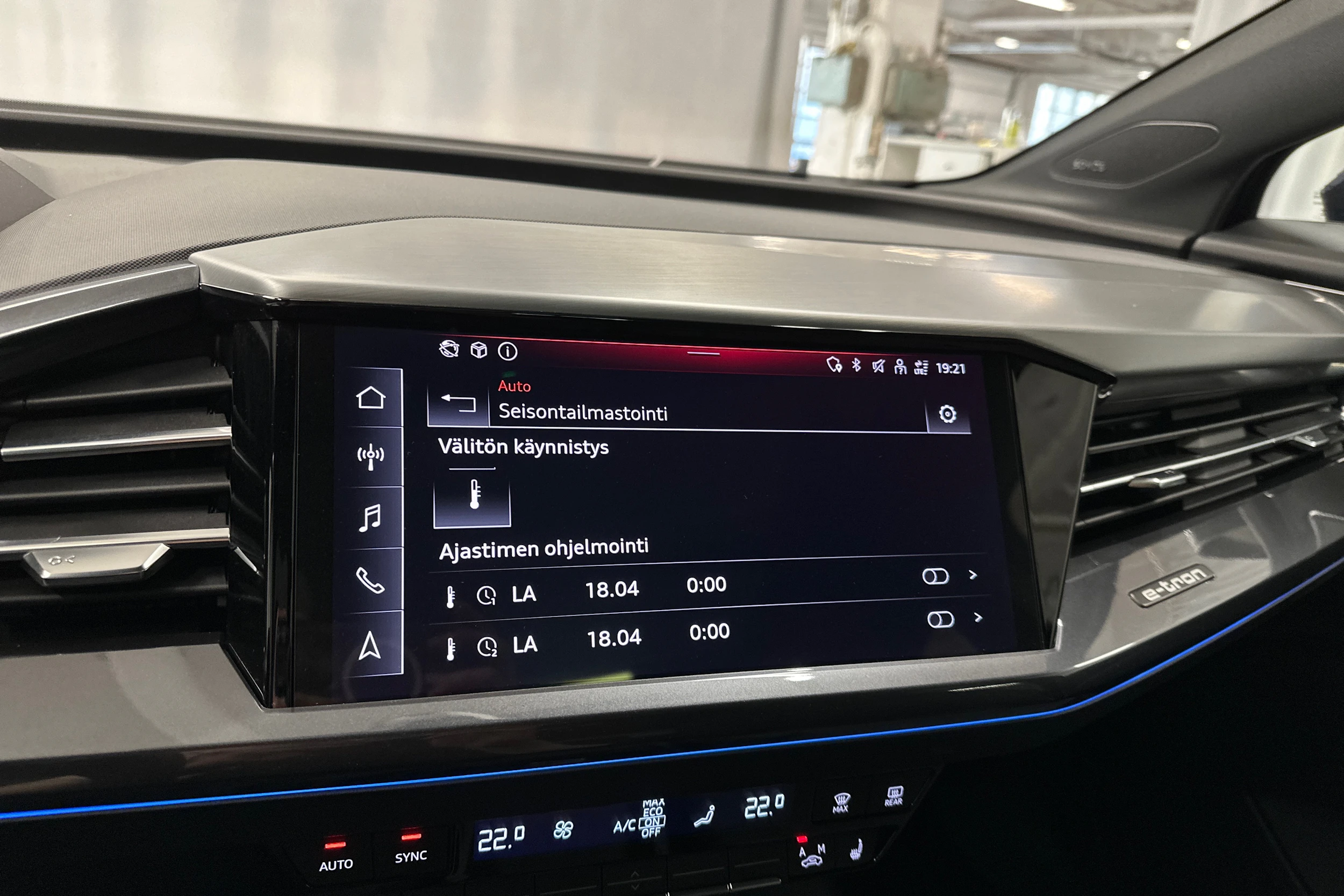 sininen Audi Q4 e-tron 2024 kuva 23.