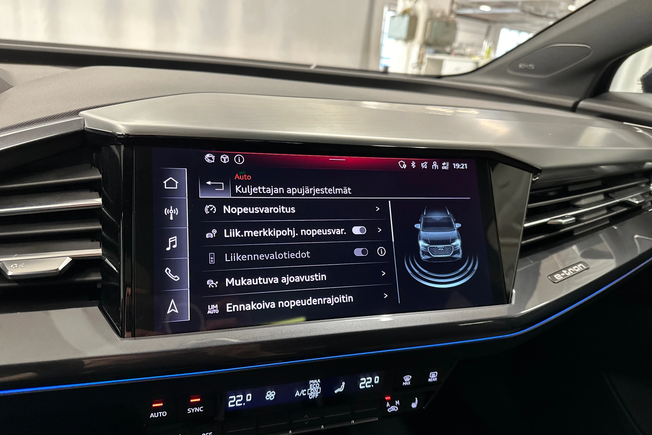 sininen Audi Q4 e-tron 2024 kuva 24.