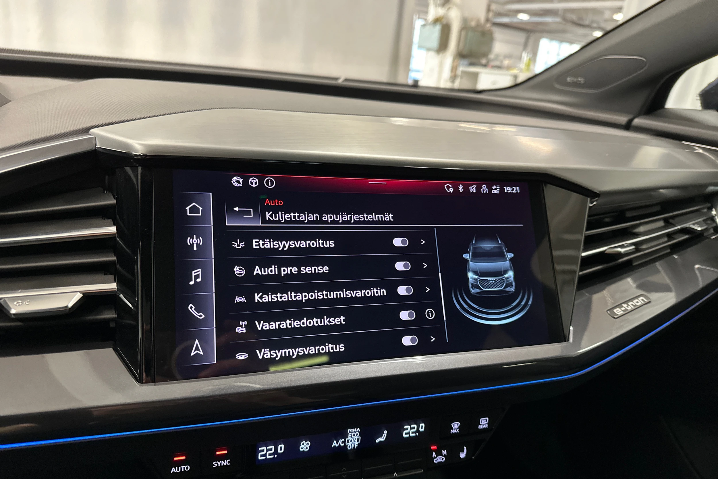 sininen Audi Q4 e-tron 2024 kuva 25.