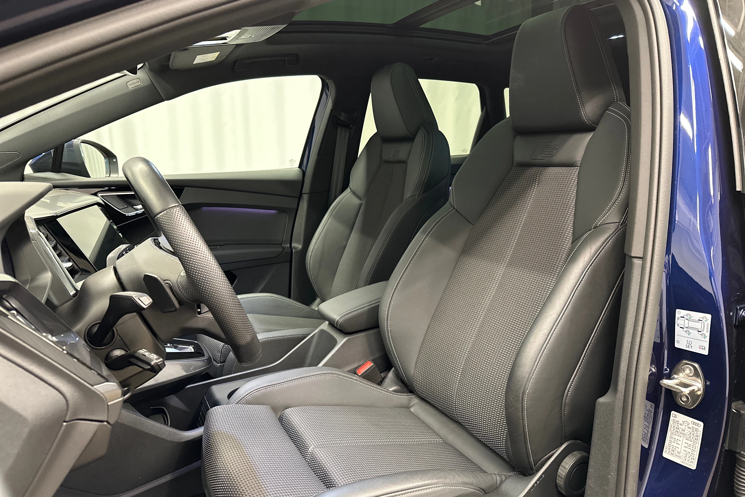 sininen Audi Q4 e-tron 2024 kuva 27.