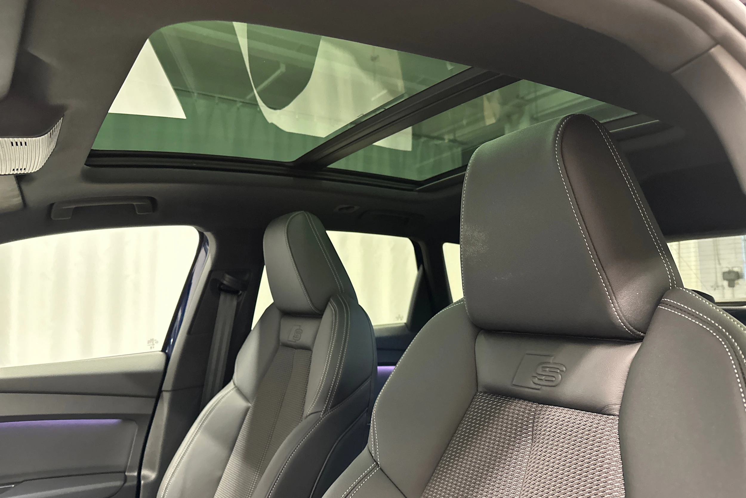 sininen Audi Q4 e-tron 2024 kuva 28.