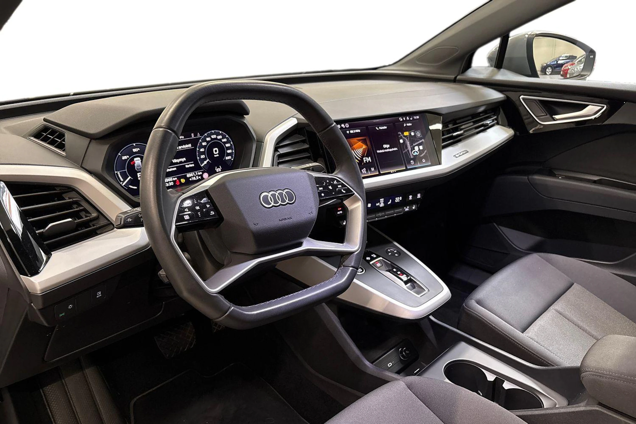 harmaa Audi Q4 e-tron 2024 kuva 6.