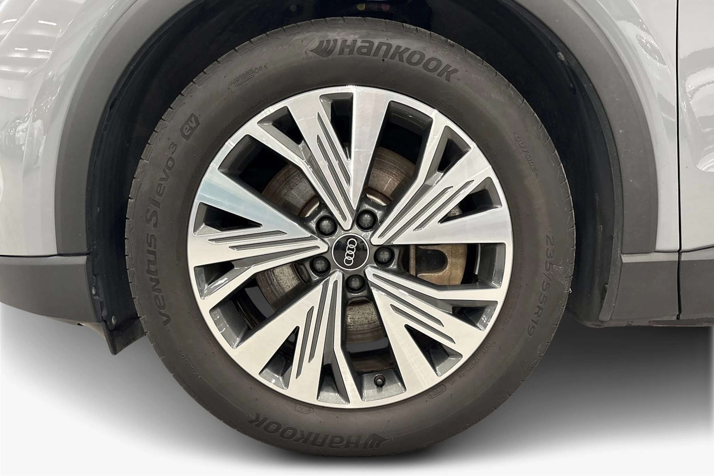 harmaa Audi Q4 e-tron 2024 kuva 9.