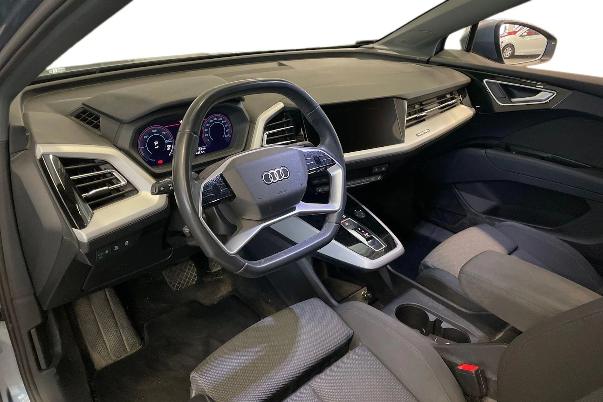 Sininen Audi Q4 e-tron 2024 kuva 3.
