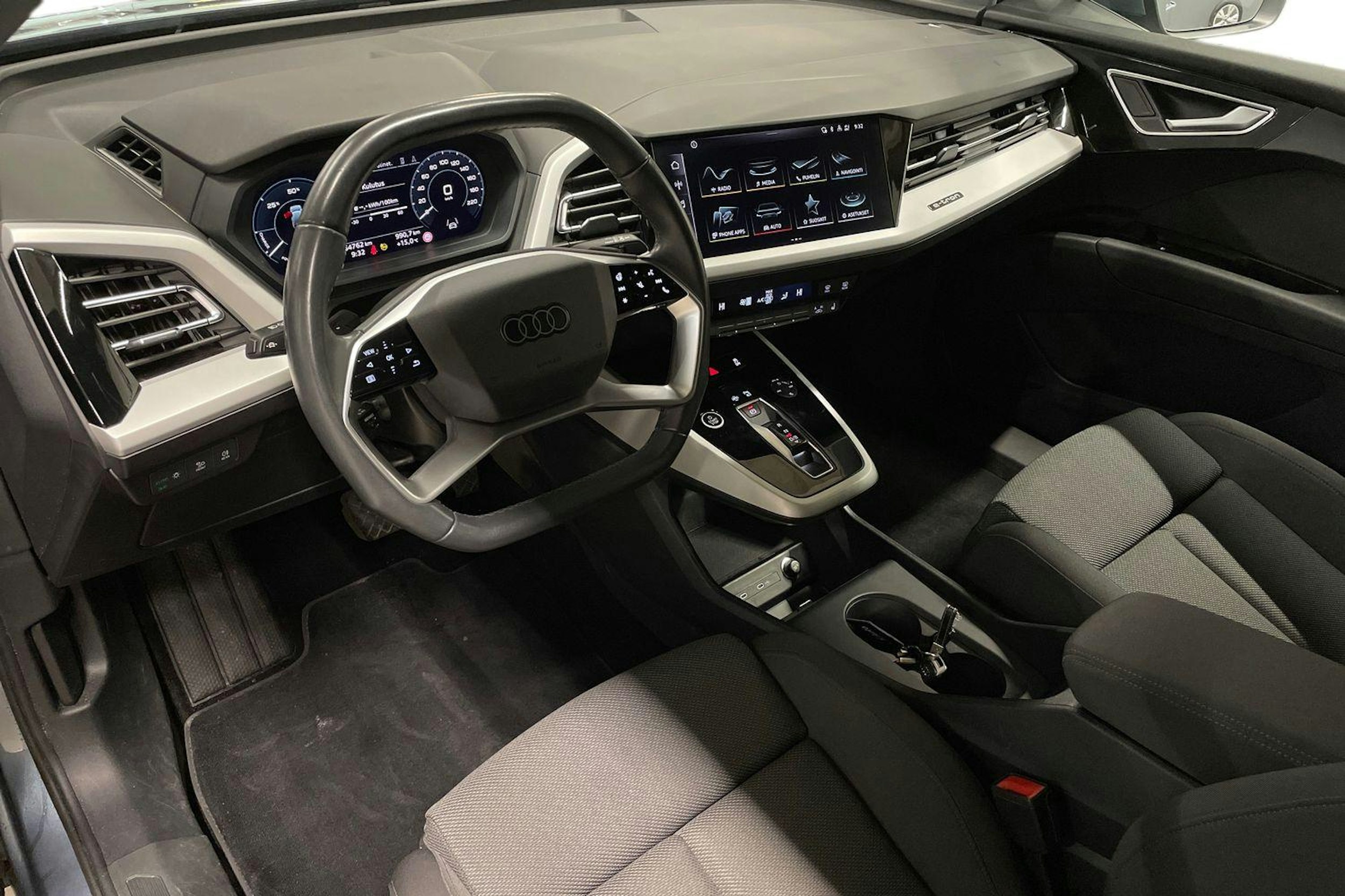 Sininen Audi Q4 e-tron 2024 kuva 7.