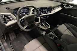 Sininen Audi Q4 e-tron 2024 kuva 7.