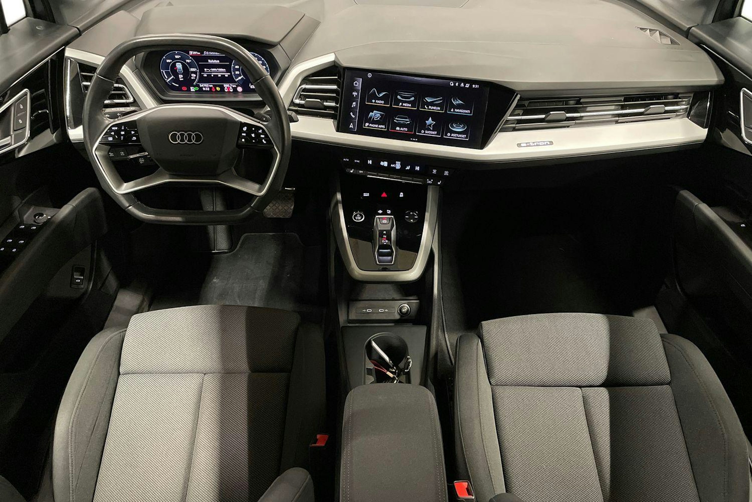 Sininen Audi Q4 e-tron 2024 kuva 9.