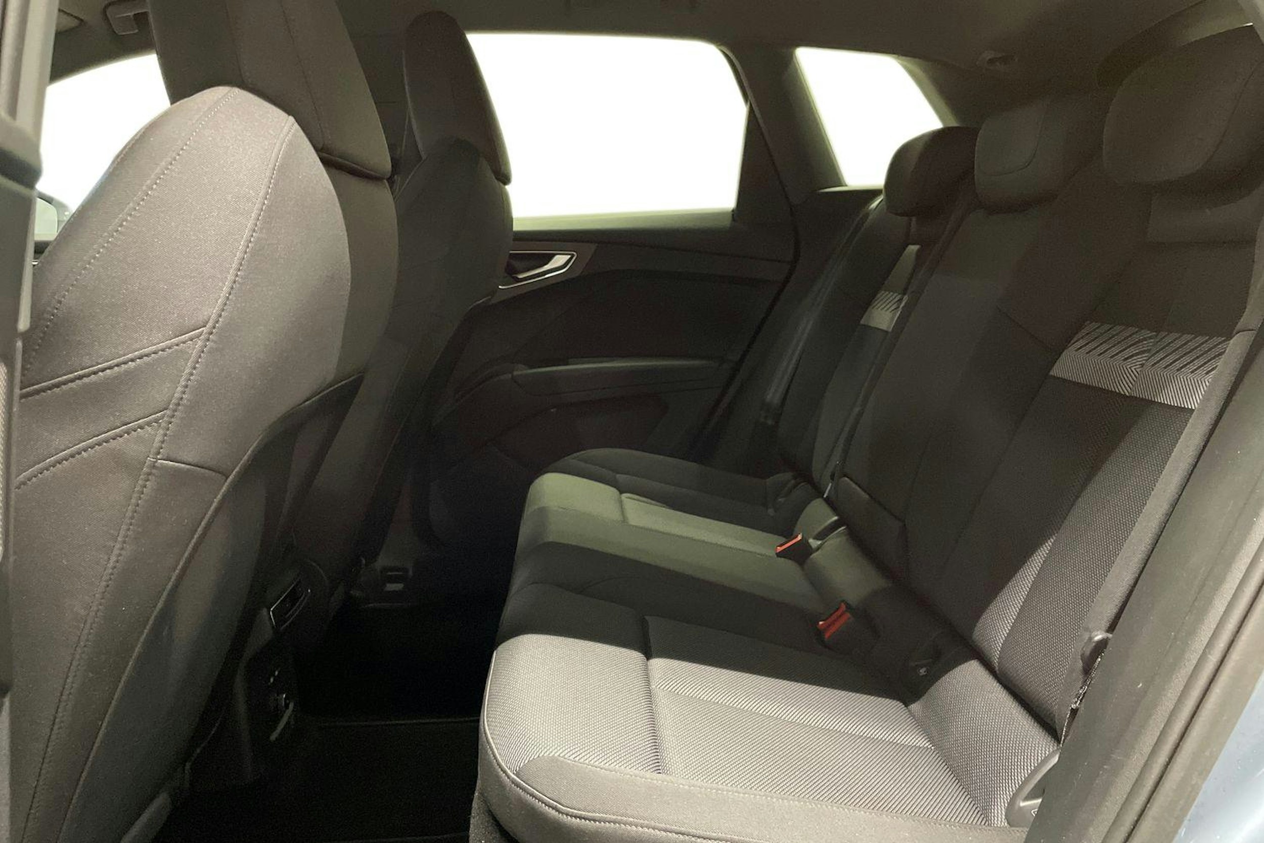 Sininen Audi Q4 e-tron 2024 kuva 10.