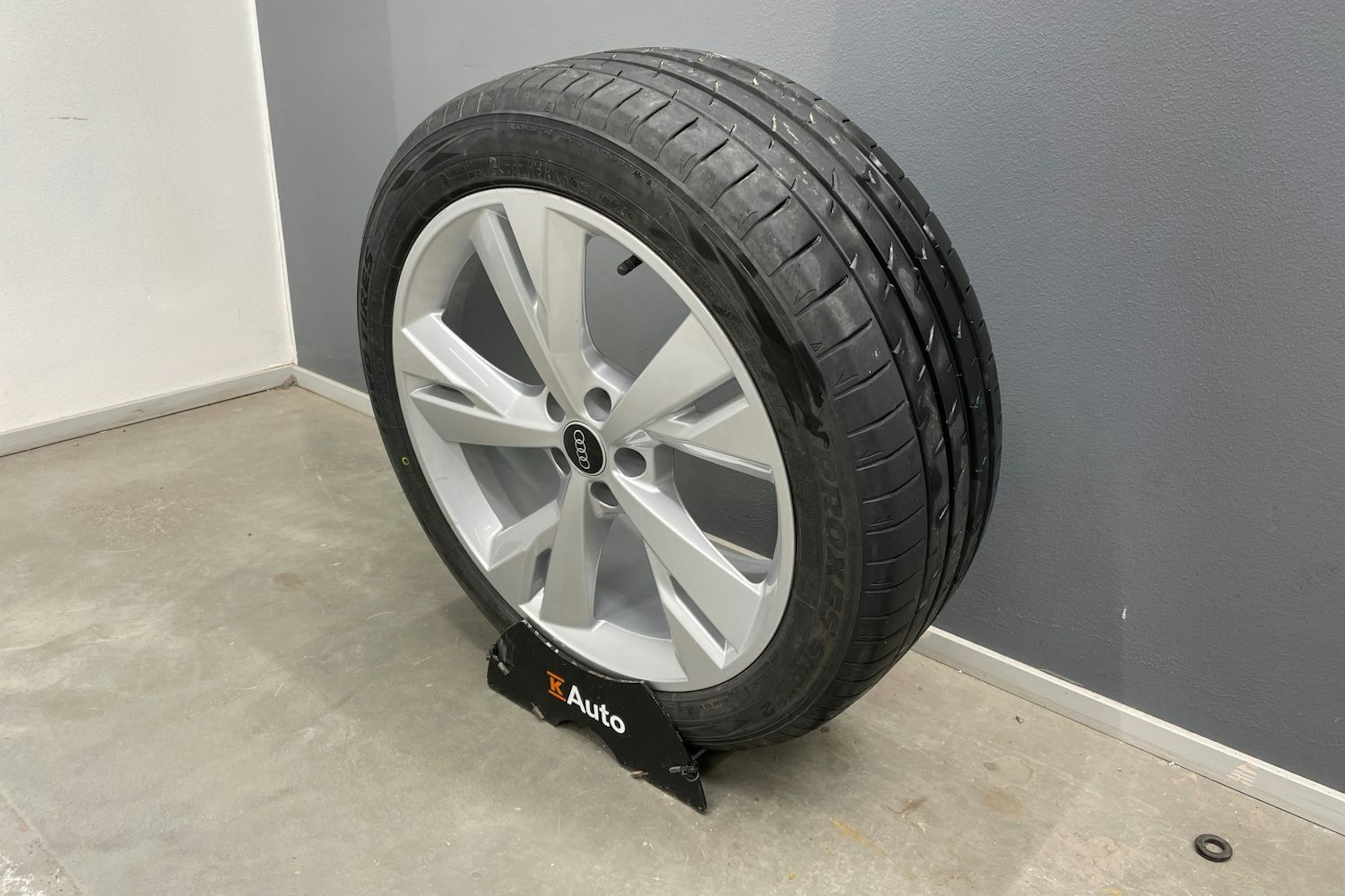 Sininen Audi Q4 e-tron 2024 kuva 13.