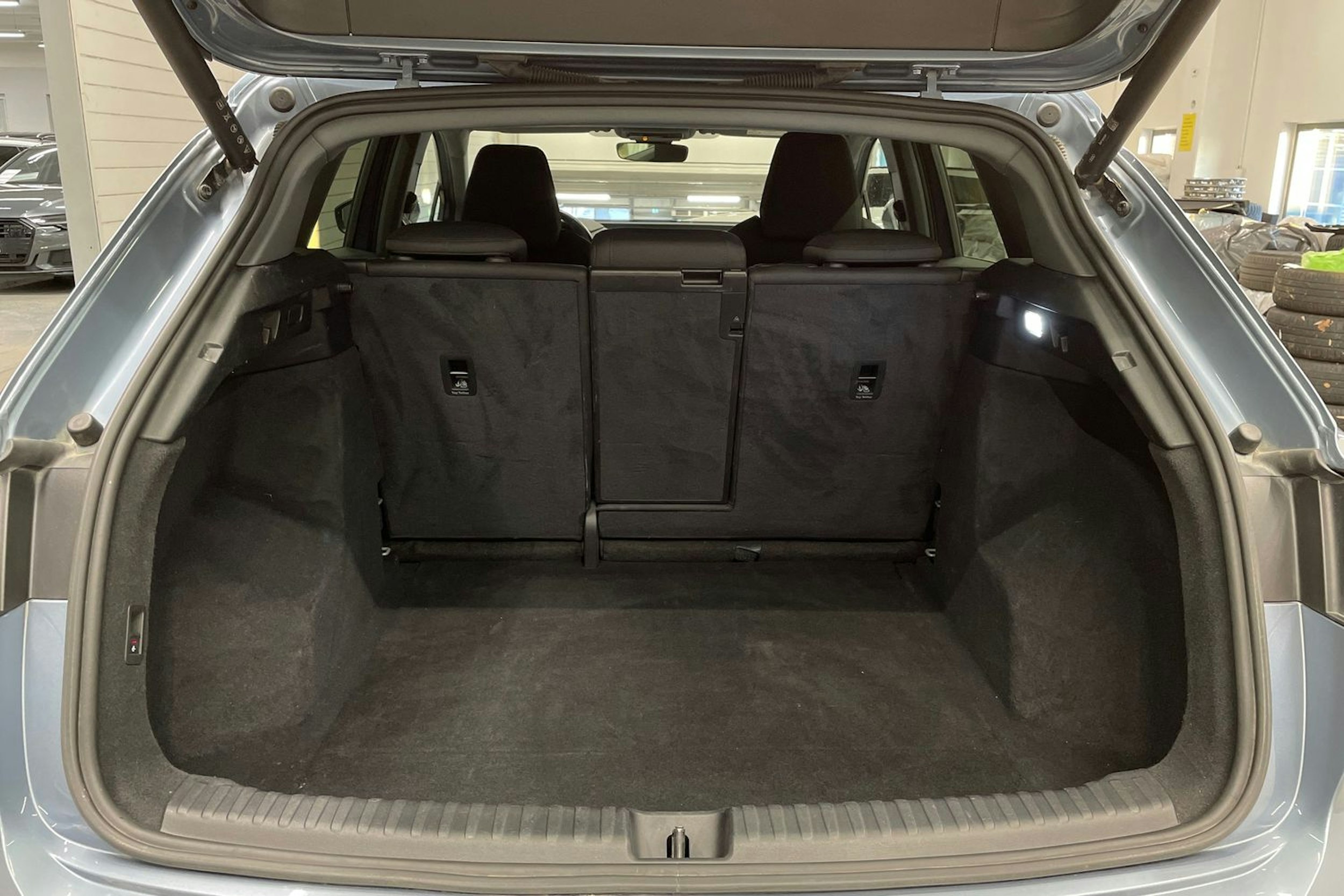 Sininen Audi Q4 e-tron 2024 kuva 14.