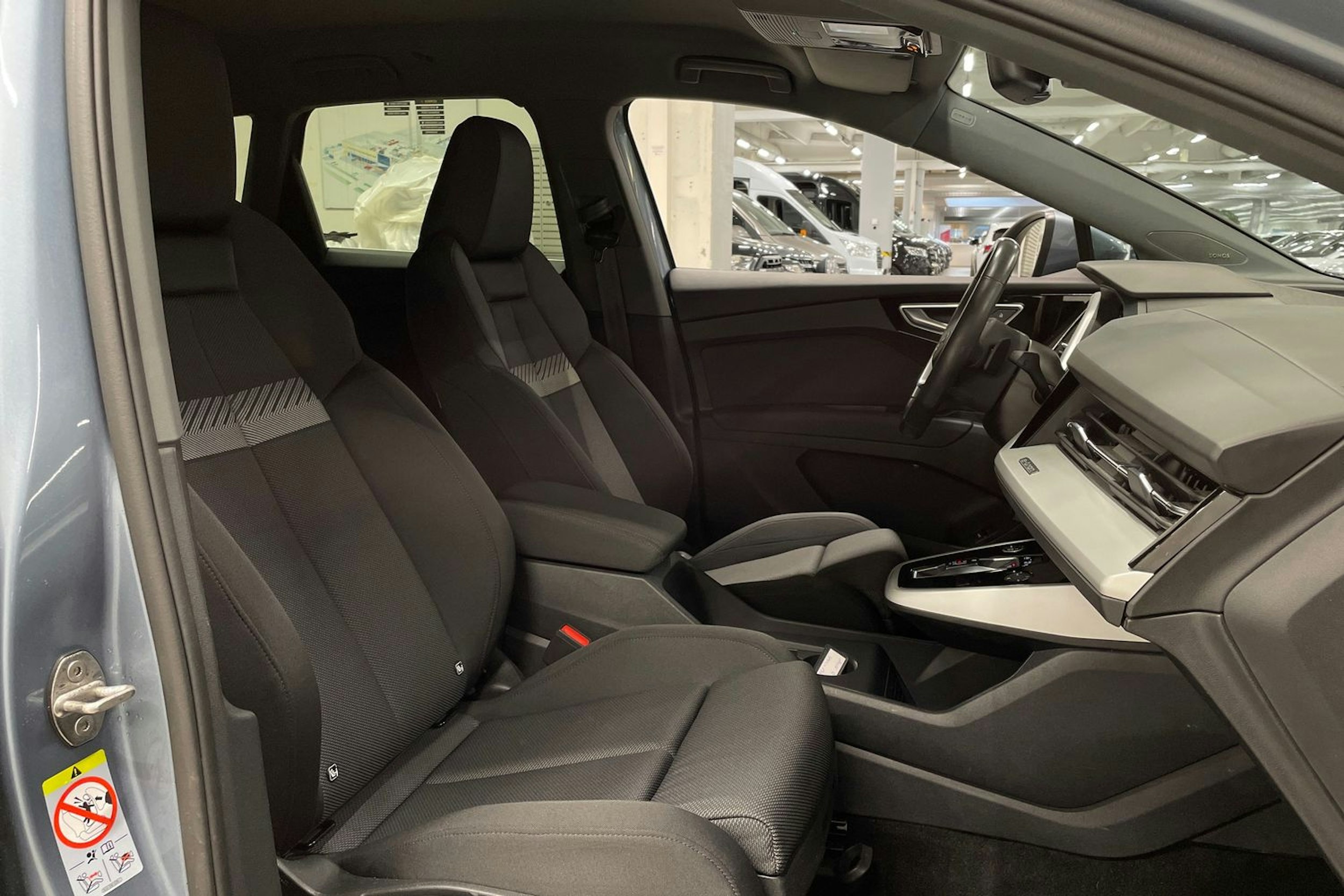 Sininen Audi Q4 e-tron 2024 kuva 29.