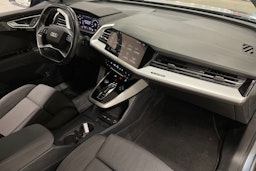 Sininen Audi Q4 e-tron 2024 kuva 30.