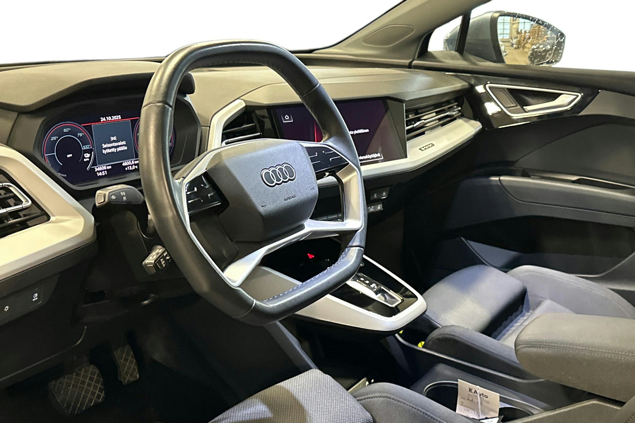 sininen Audi Q4 e-tron 2024 kuva 3.