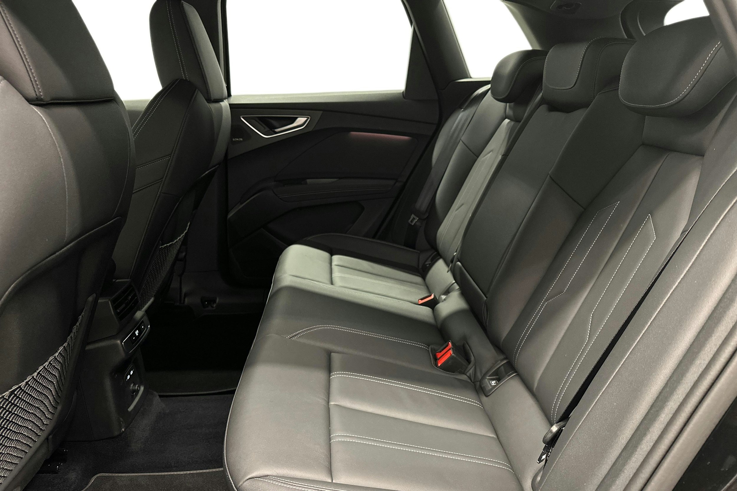 musta Audi Q4 e-tron 2024 kuva 10.