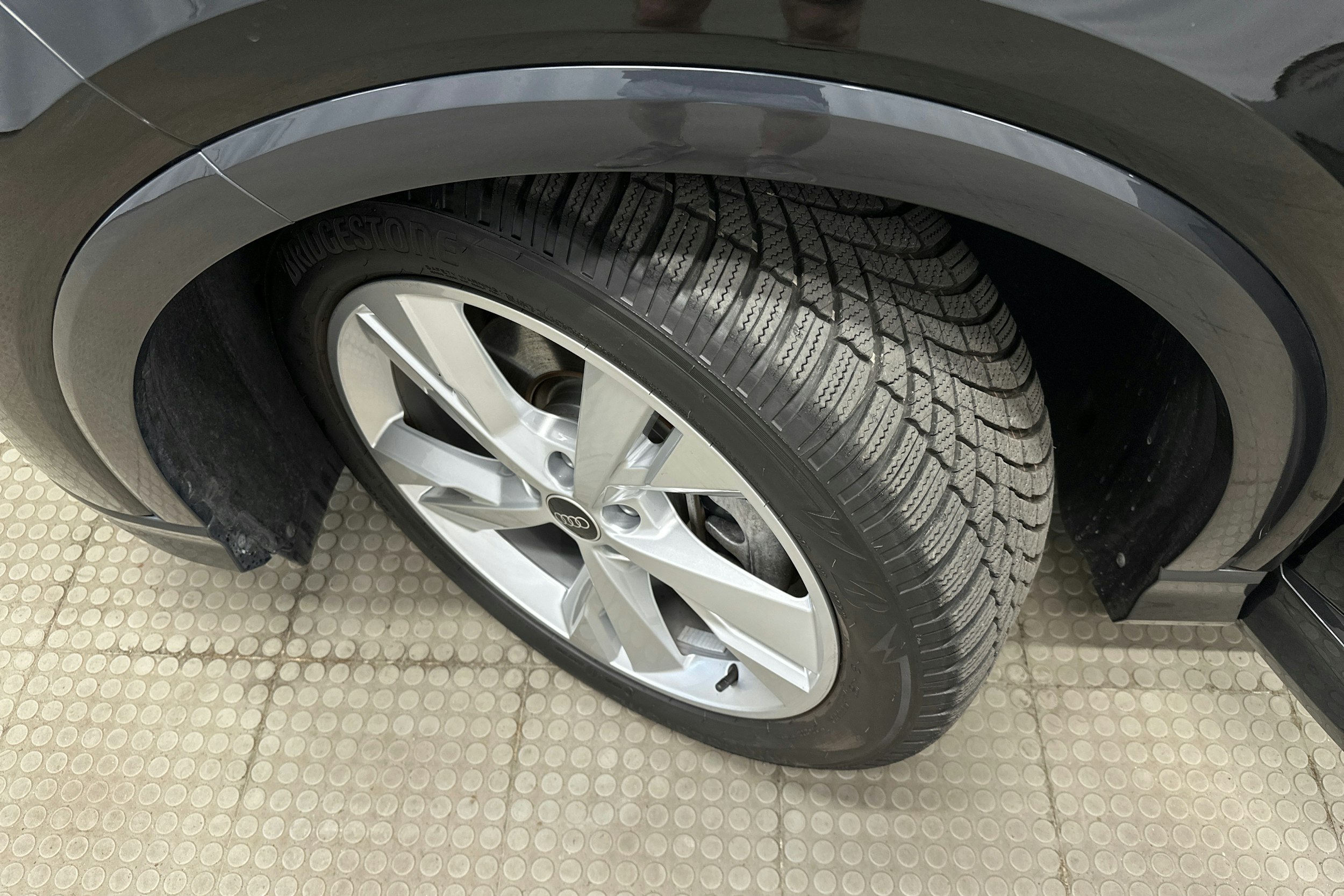 musta Audi Q4 e-tron 2024 kuva 12.