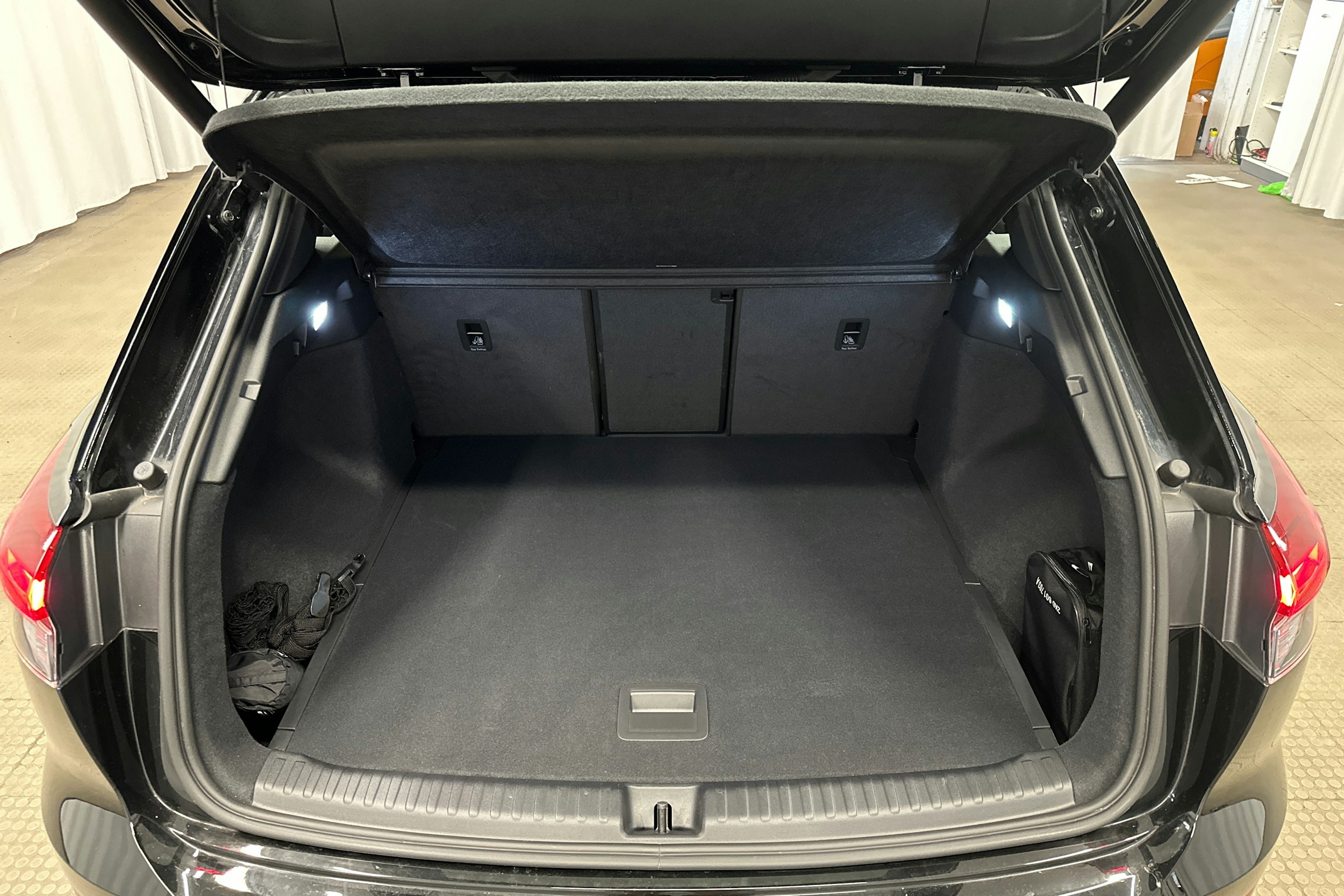 musta Audi Q4 e-tron 2024 kuva 13.