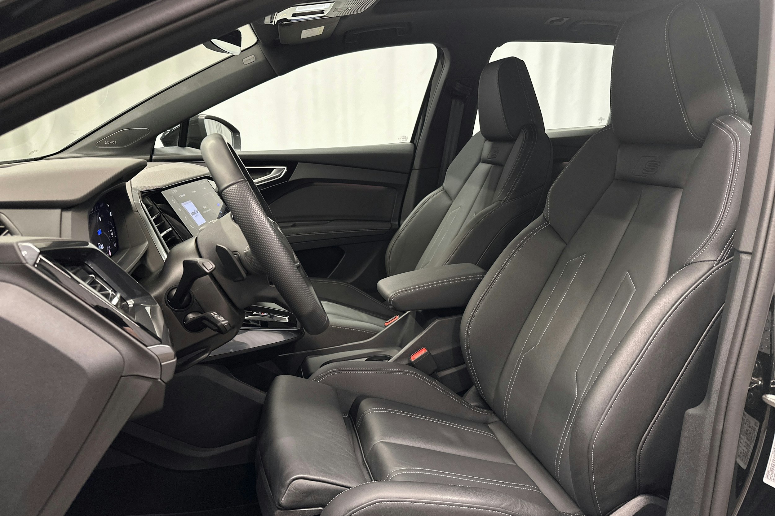 musta Audi Q4 e-tron 2024 kuva 17.
