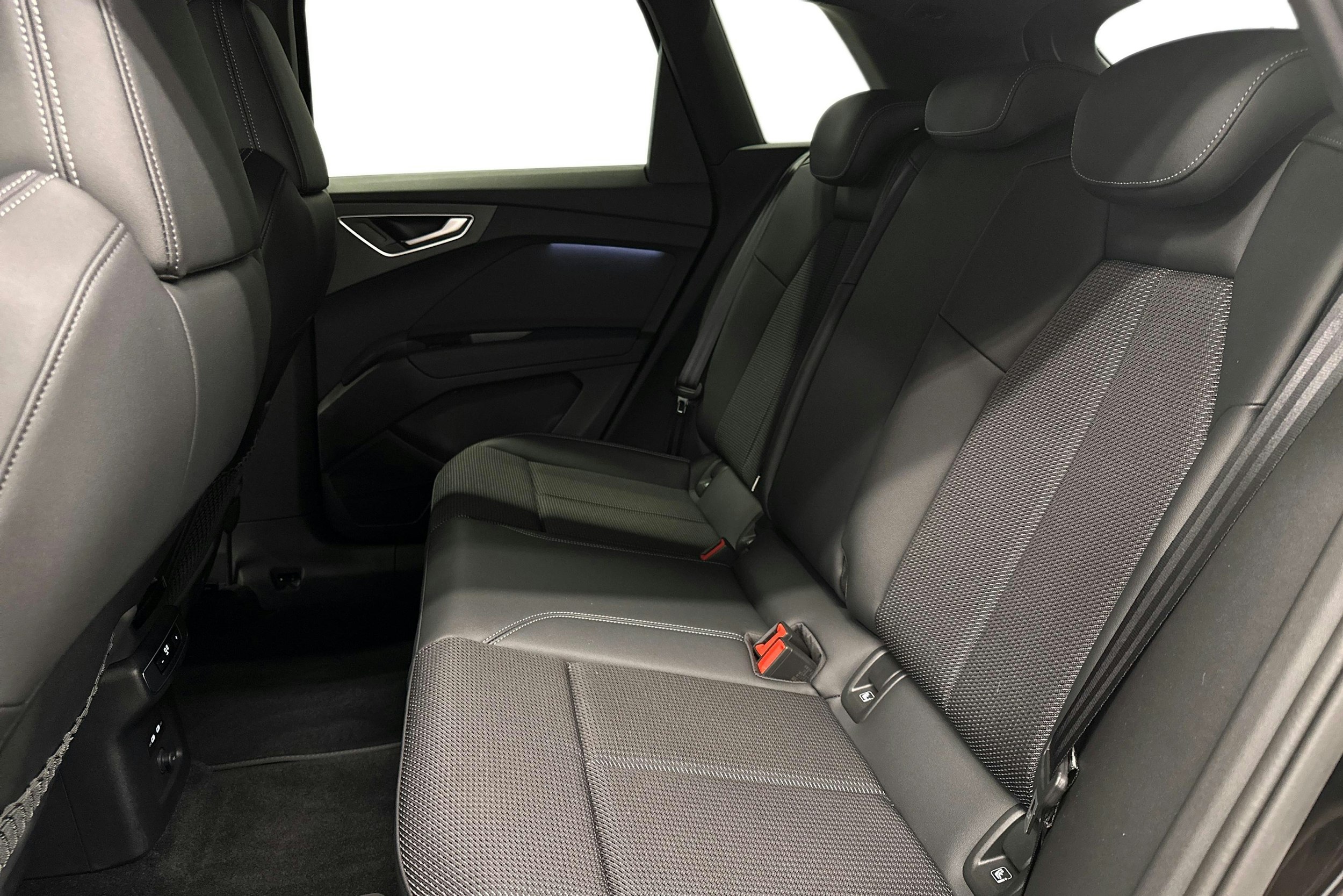 musta Audi Q4 e-tron 2024 kuva 10.