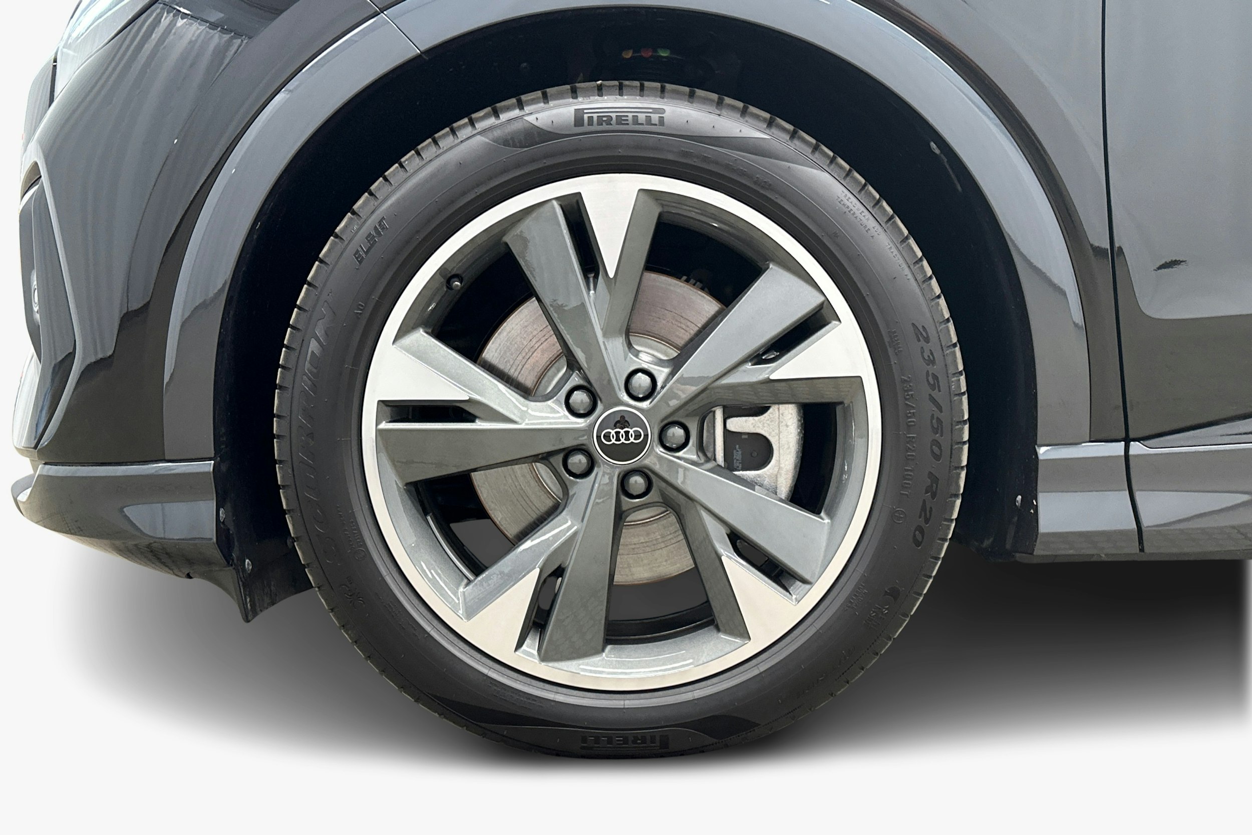 musta Audi Q4 e-tron 2024 kuva 11.