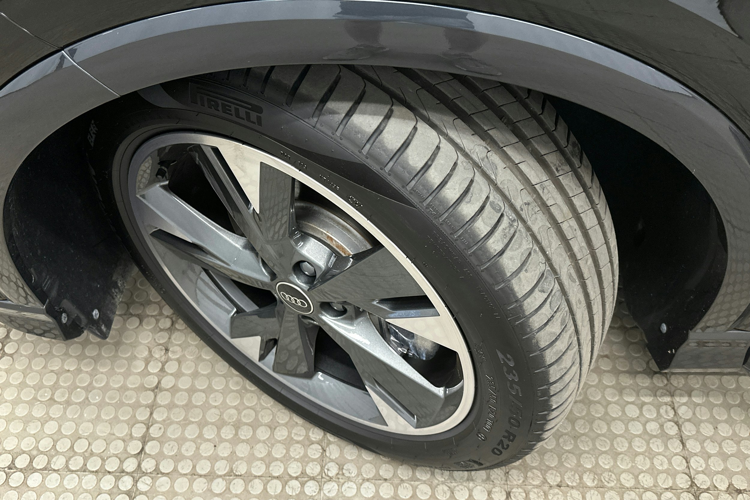 musta Audi Q4 e-tron 2024 kuva 12.