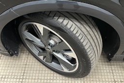 musta Audi Q4 e-tron 2024 kuva 12.