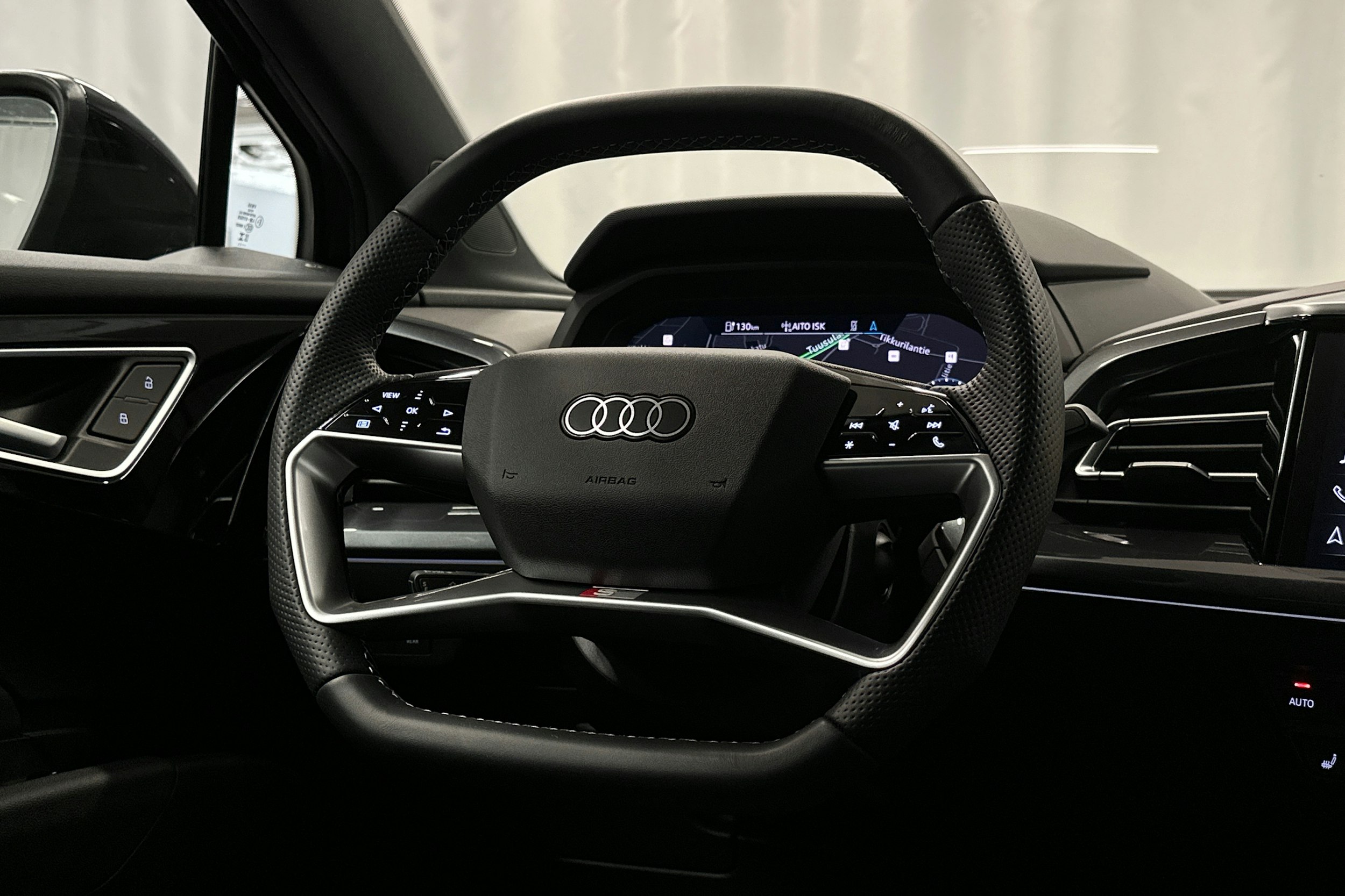 musta Audi Q4 e-tron 2024 kuva 18.