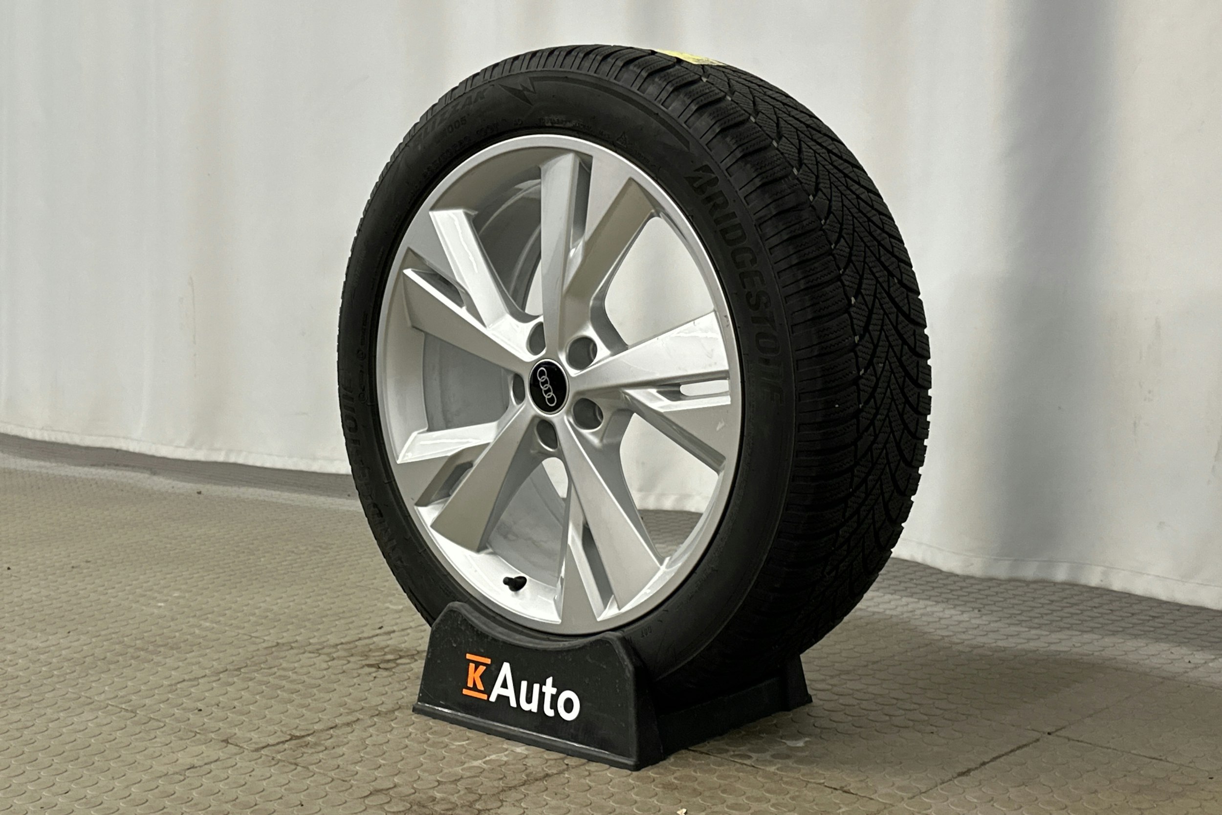 harmaa Audi Q4 e-tron 2024 kuva 12.