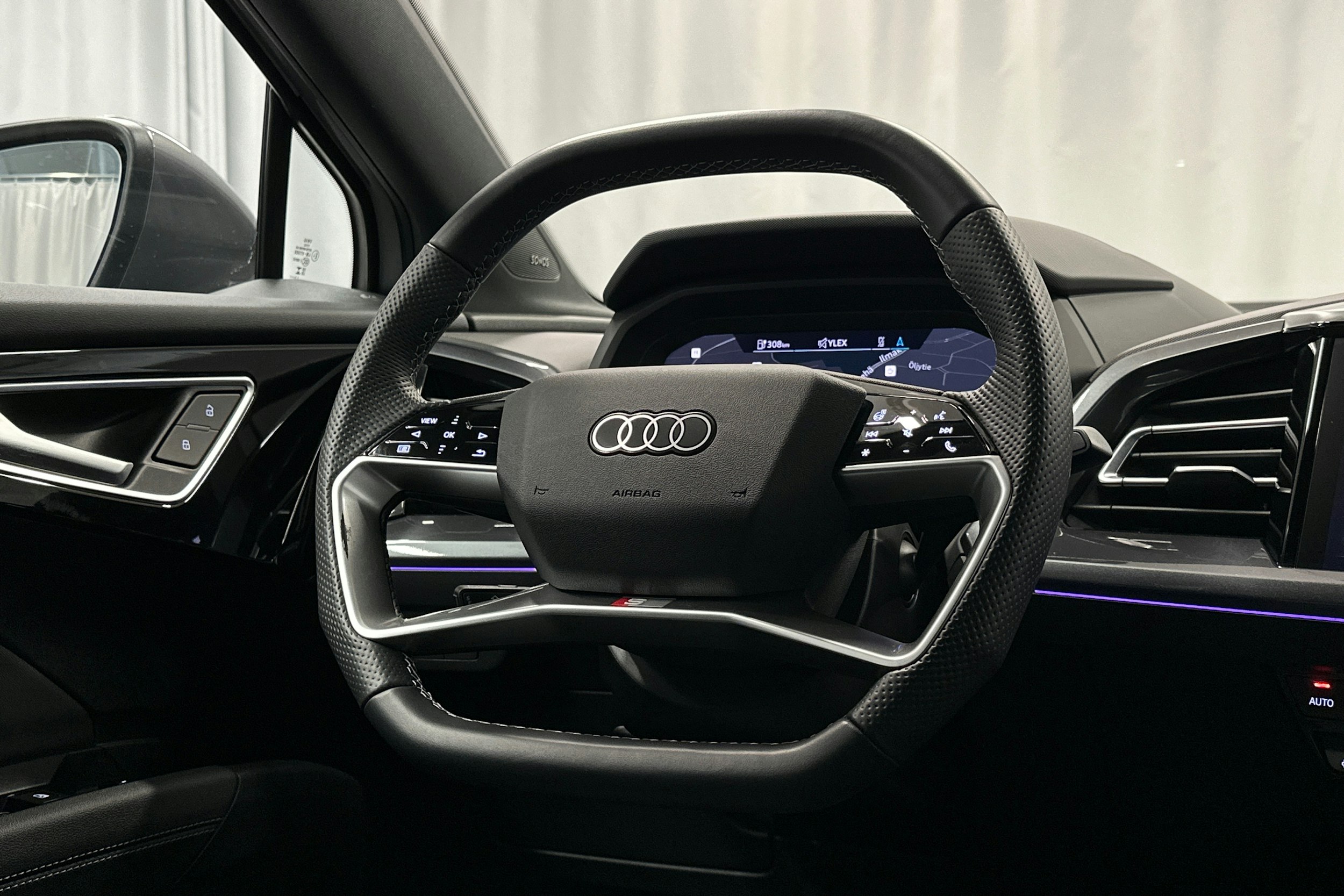 harmaa Audi Q4 e-tron 2024 kuva 18.