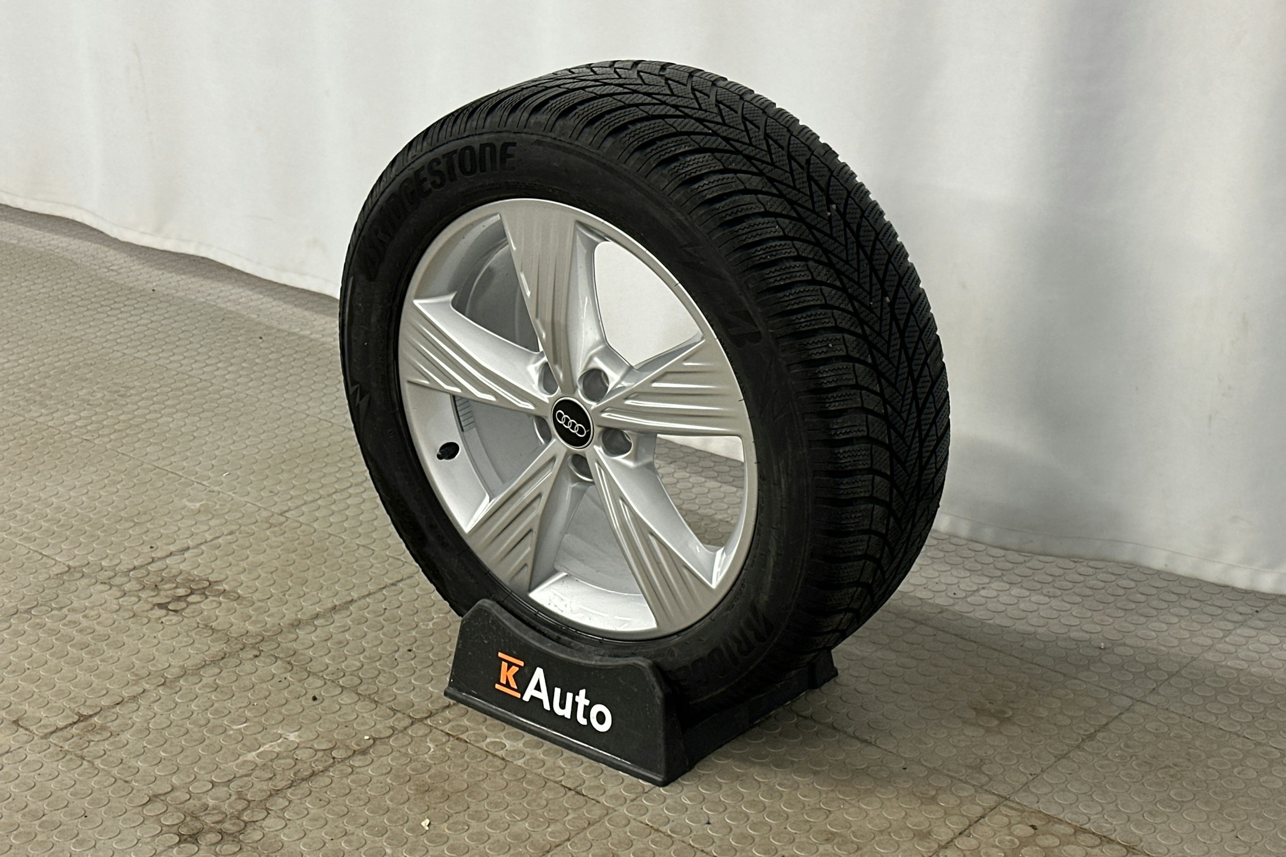 violetti Audi Q4 e-tron 2024 kuva 12.