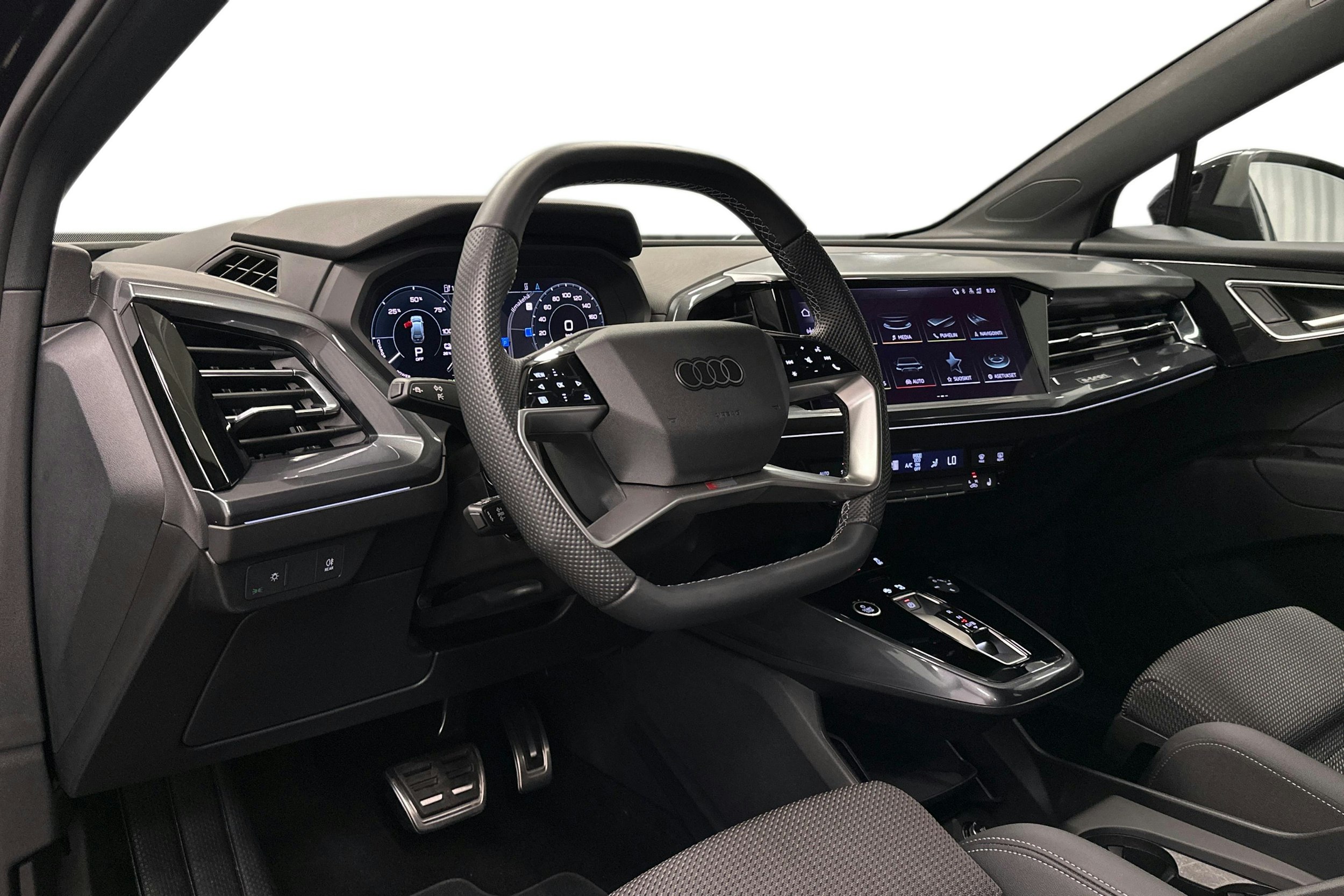 musta Audi Q4 e-tron 2024 kuva 7.
