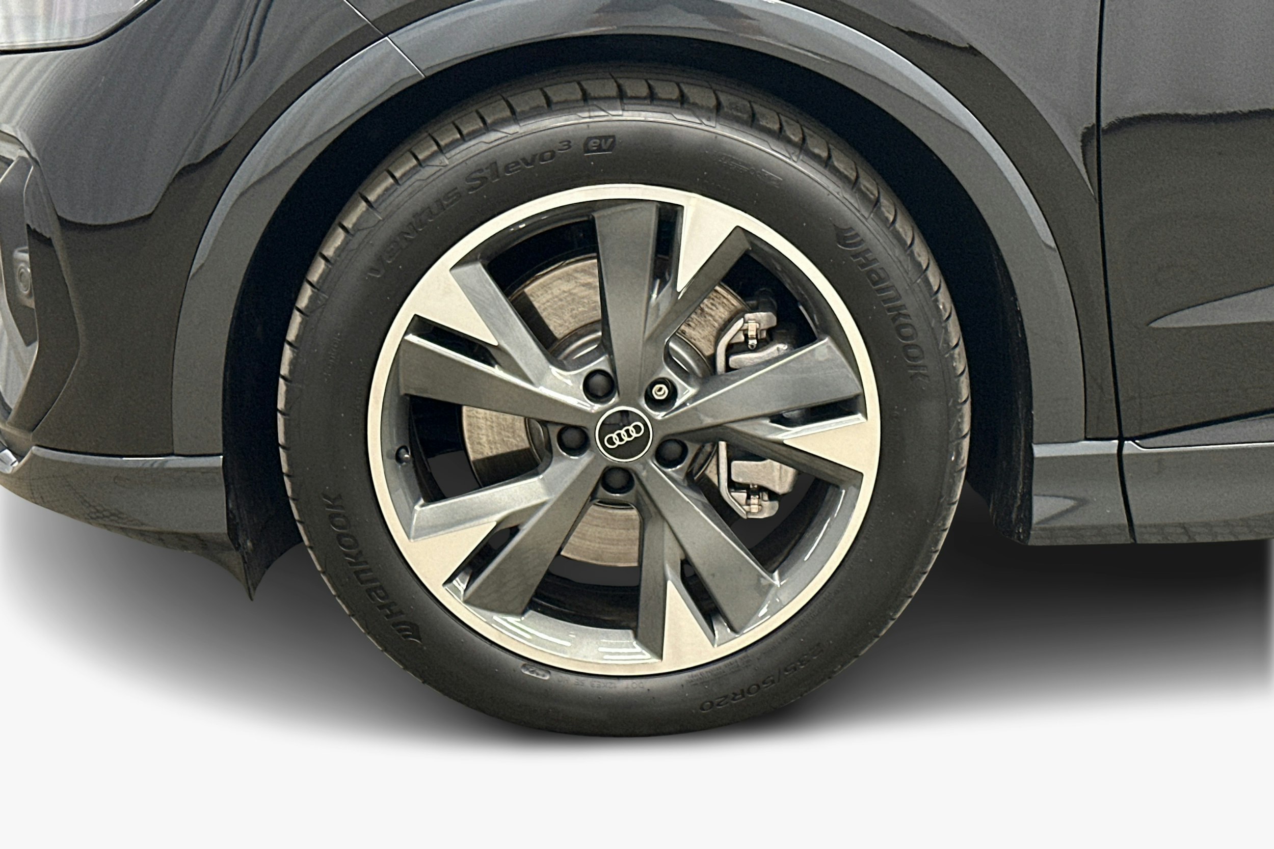 musta Audi Q4 e-tron 2024 kuva 11.